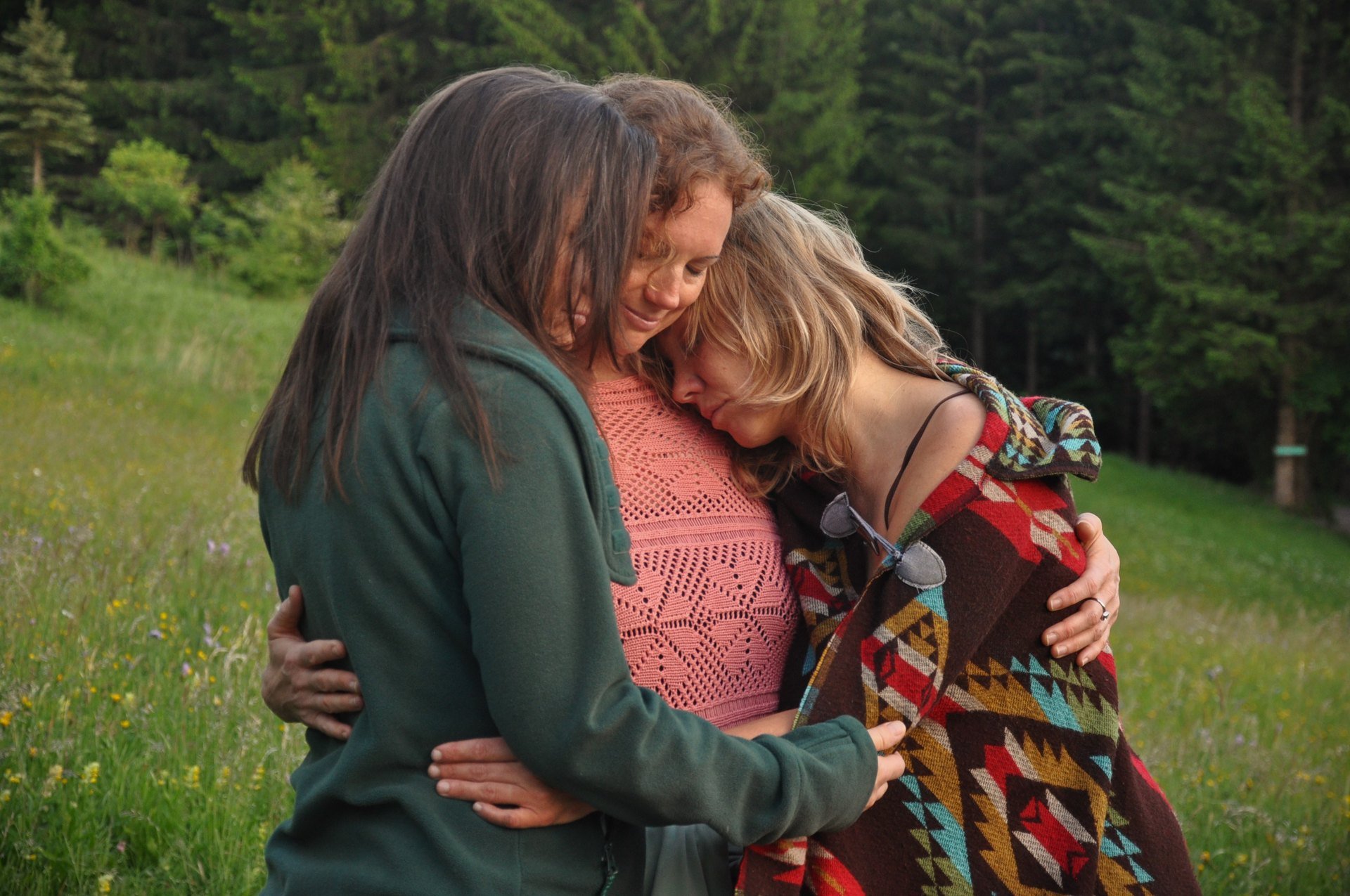 umarmung-drei frauen.jpeg