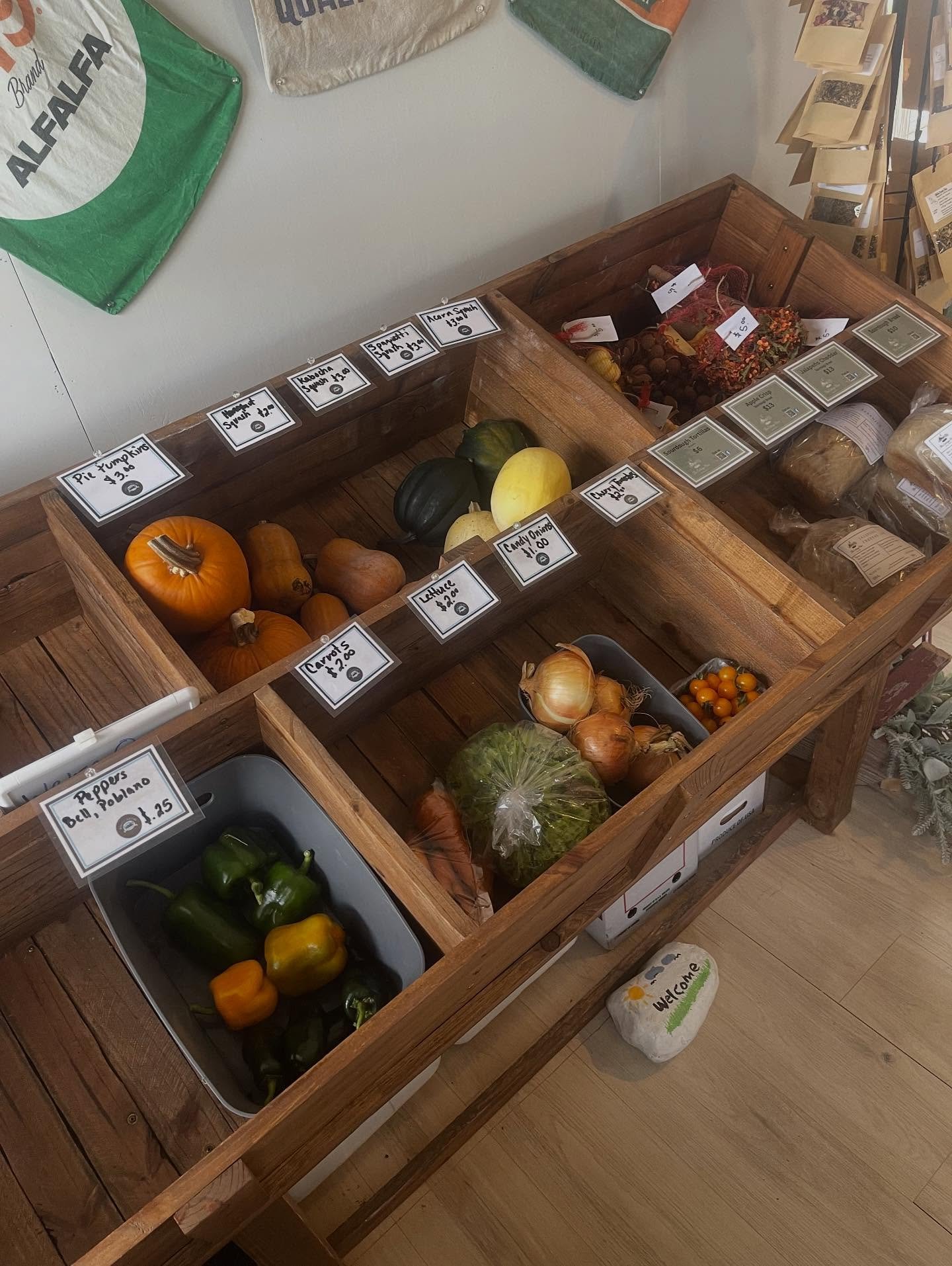 This week at The Farm Store!!
 π
 π§
 π« πΆοΈ π§ π₯¬ π₯ π₯ π« 
Cherry tomatoes, candy onions, garlic, red potatoes, peppers (bell, jalapeño, poblano), winter squash (butternut, acorn, honeynut, spaghetti, kabocha), carrots, lettuce, and beets
?