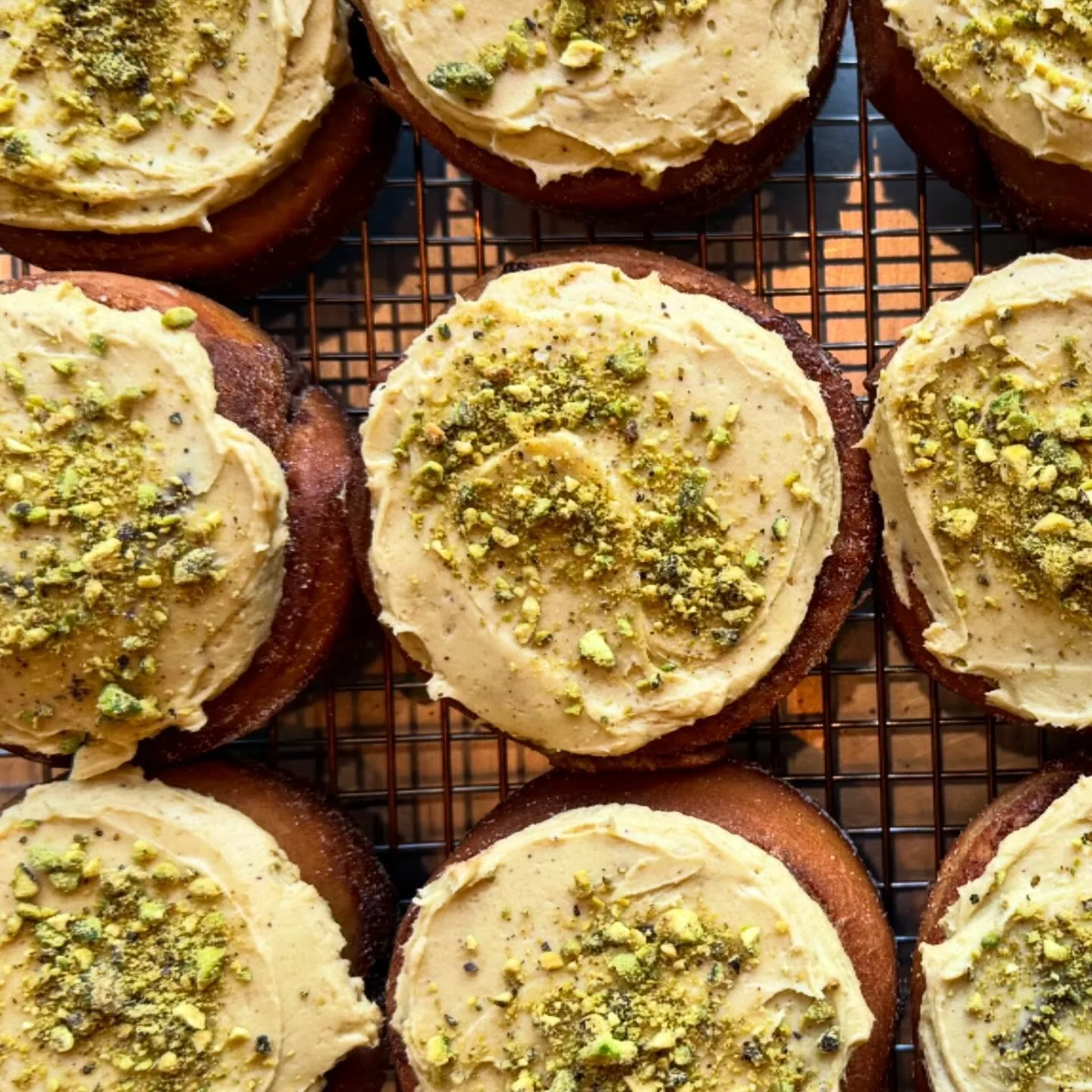 Cinnamon Cardamom buns topped with pistachio cream cheese frosting! 
We love pistachio so much 💚 
.
.
.
.
.
.
#majdalbakery #middleeasterncuisine