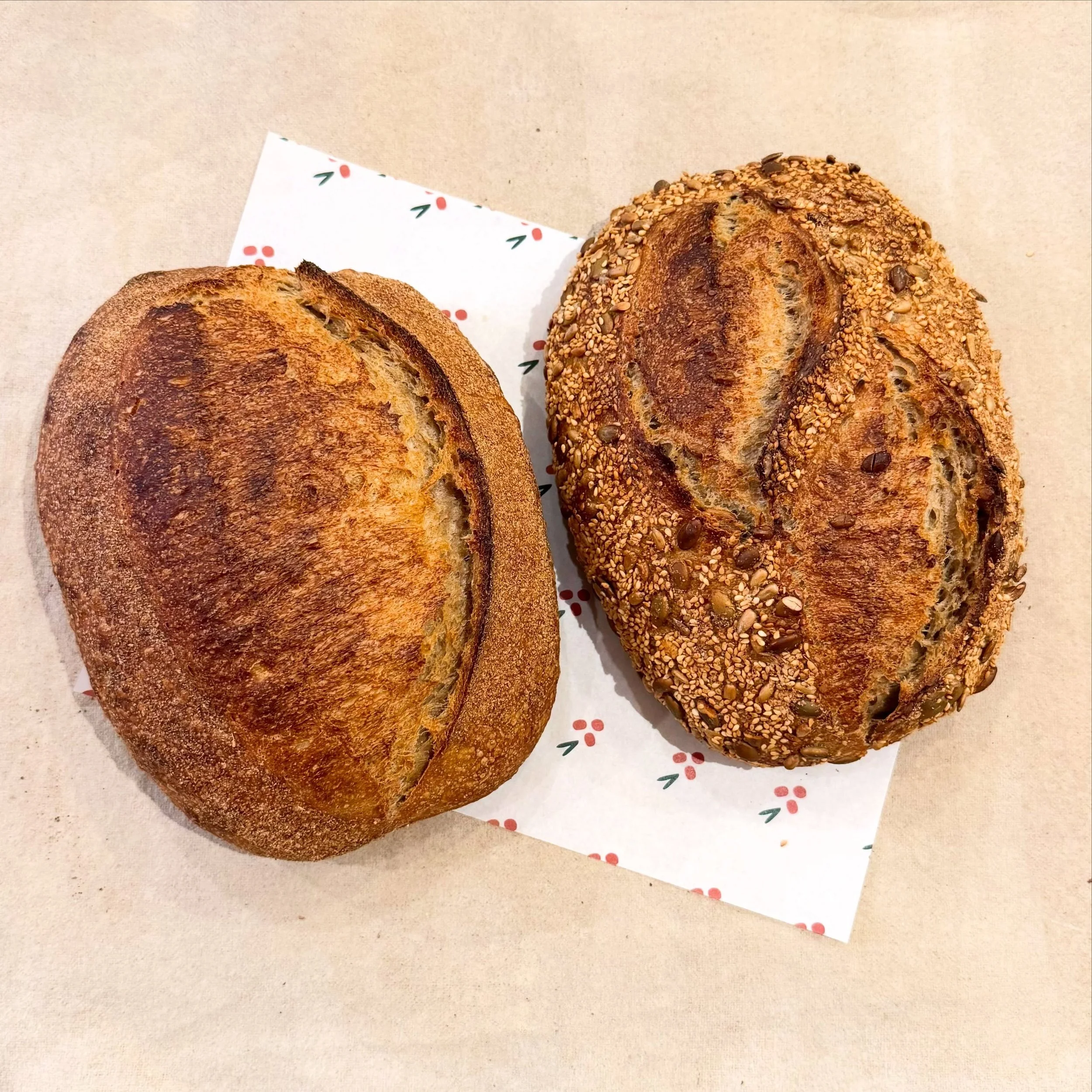 Bread loaves bake so much nicer on a calm rainy day 😌
.
.
.
.
.
#majdalbakery #sourdough #bread