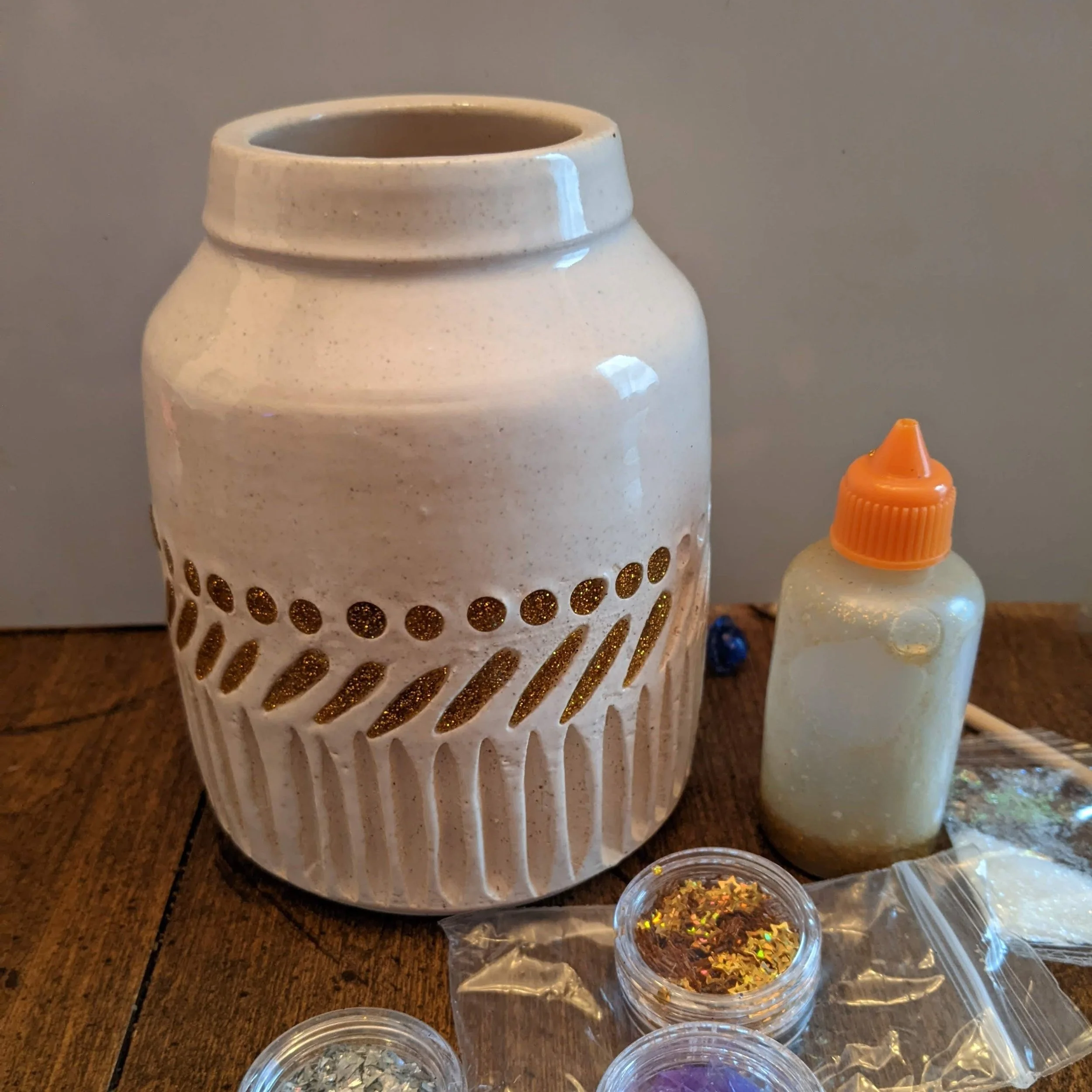 inlaying UV resin in pottery carvings by meesh pottery