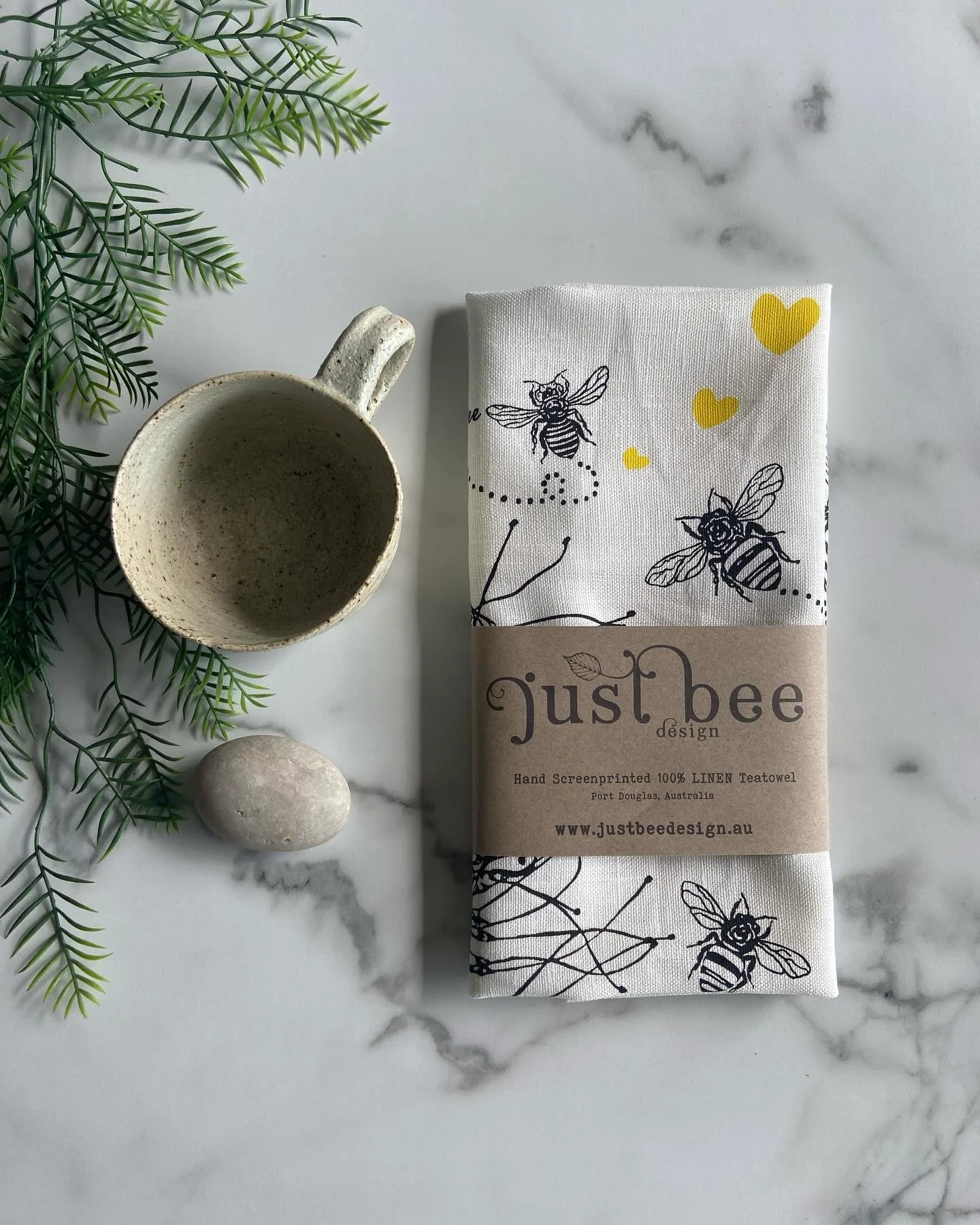 Australian Native Bees 🐝🐝
~ featuring Blue banded Bee, Leaf cutter Bee &amp; Sugarbag bees with native Grevillea 
.
Made here in Far North Qld
Small batch
Pure Linen 
.
#screenprintart 
#environmentalart
#justbee_design 
#farnorthqueensland #contem