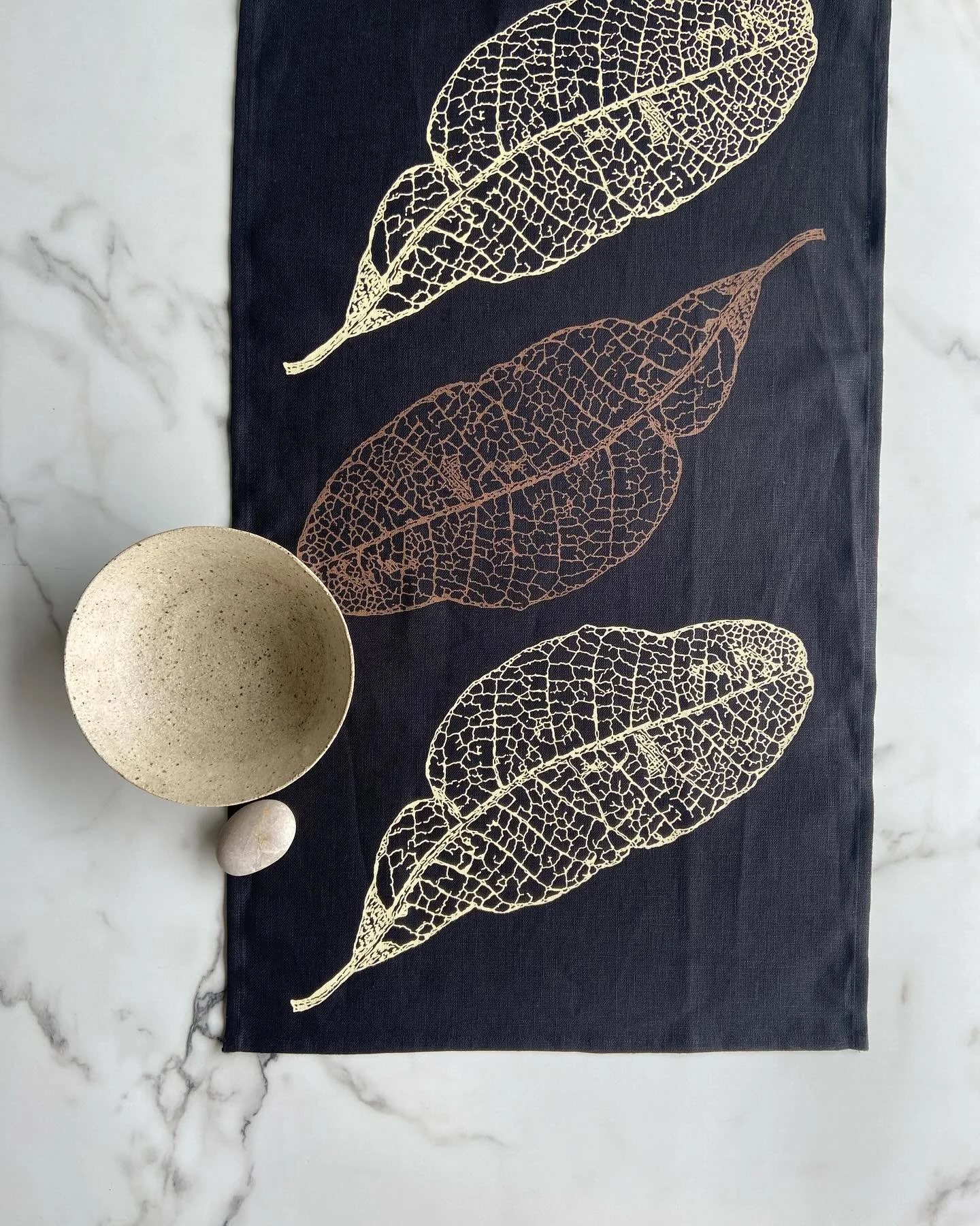 R A I N F O R E S T  L E A F&hellip;.
Printing more of these beauties this week - they have been really popular!
.
Black Linen Tablerunner with Coffee &amp; Cream leaf 
.
Inks @permaset_aqua from @colormaker_industries 
Mixologist @orange_peel_art_ 
