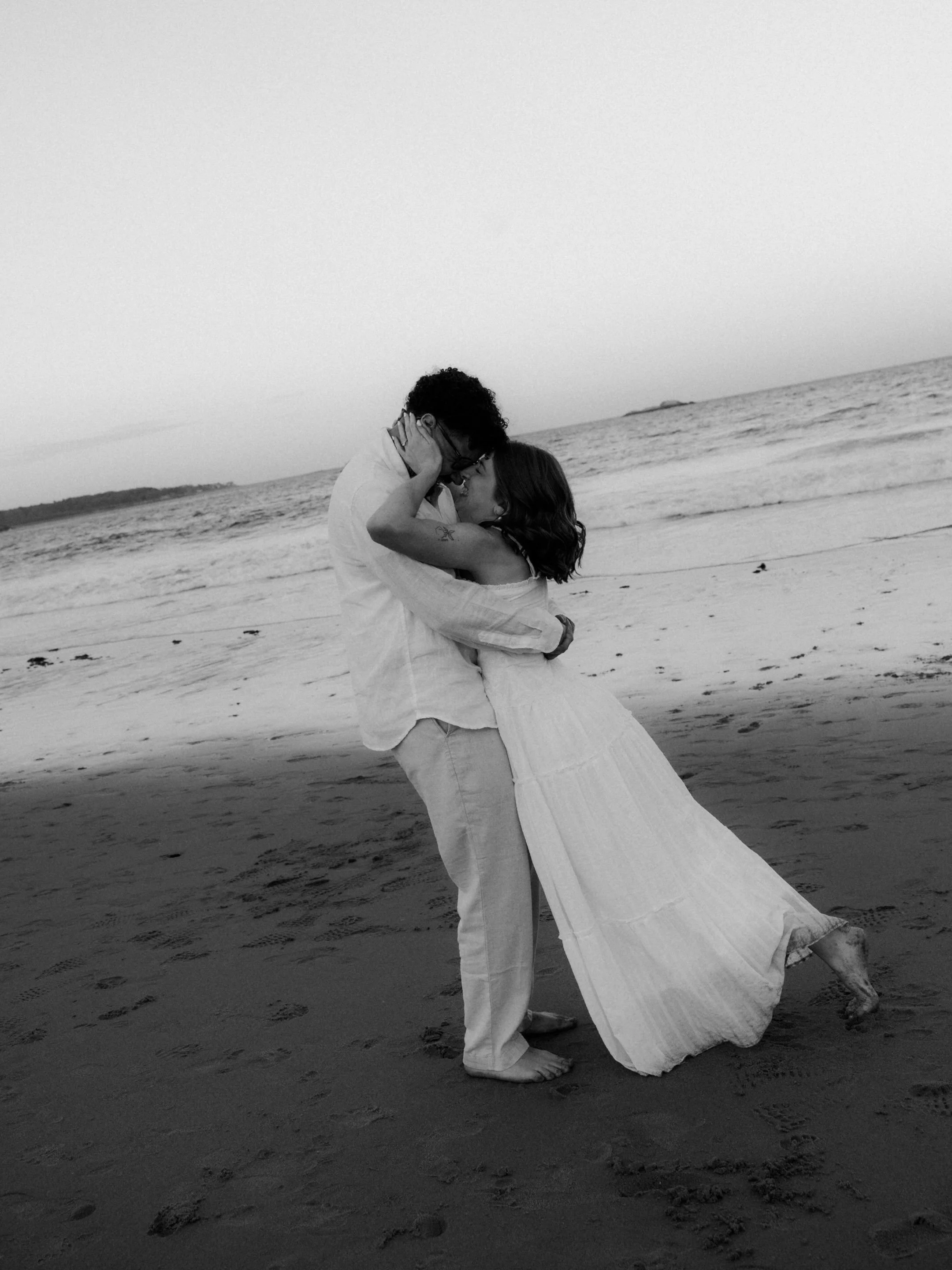 It&rsquo;s wedding week for rachel + davi 🤍🤍 so here&rsquo;s some north shore magic in black and white to celebrate!!

New England wedding photographer | documentary wedding photography | cinematic couples | editorial black and white

#northshorema