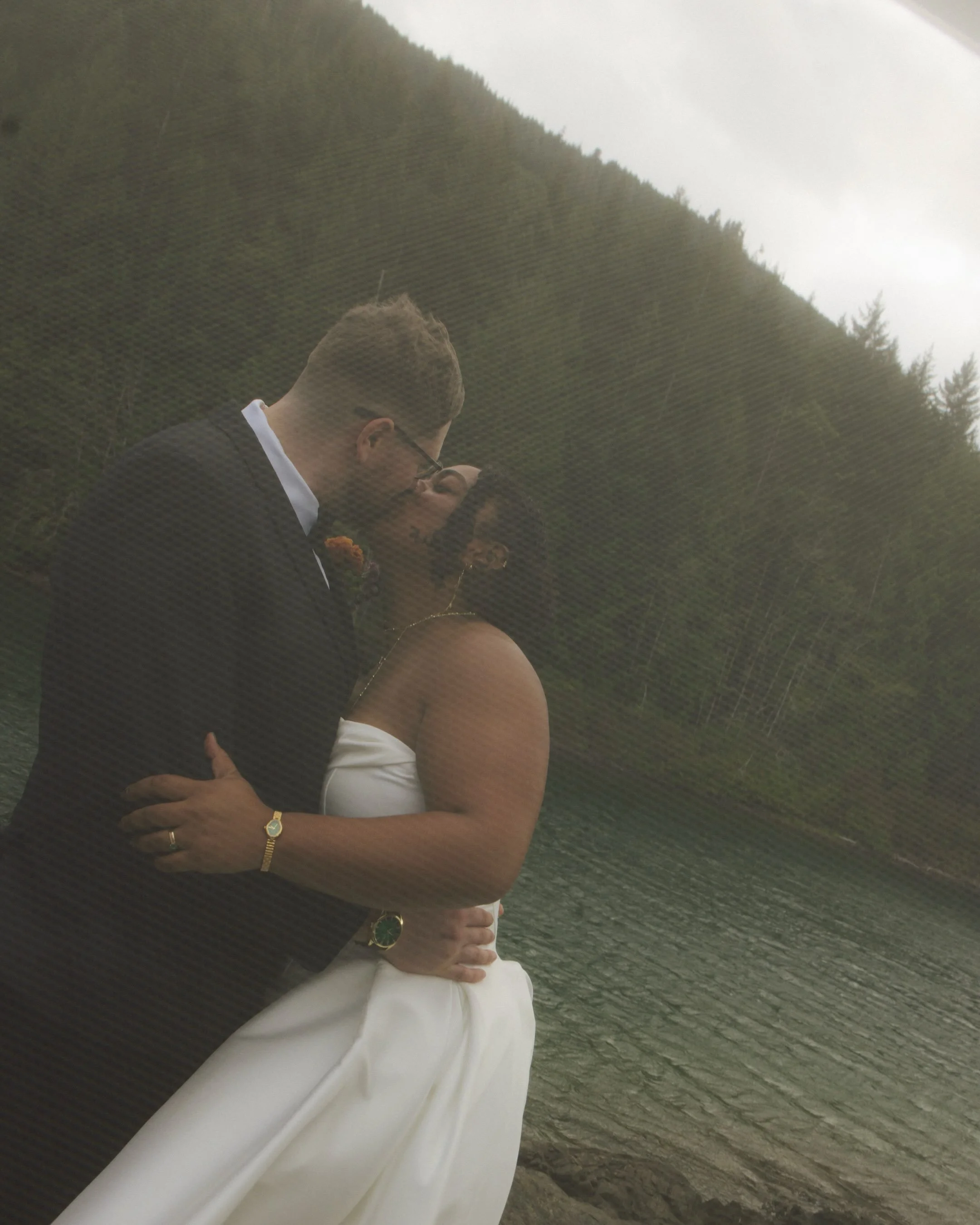 Introducing the Talanoa-Browns!!!! 
🕊️🌺🪩💌✨🕯️🥂

Photographer: @edengracecreative 
Videography: @lukaskaragiorgos @wedding_weekender 
Venue: @sunsetislandsproatlake 
Coordination: @tteddymax @_peytonramireztalanoa_ 
Cakes: @_peytonramireztalanoa_