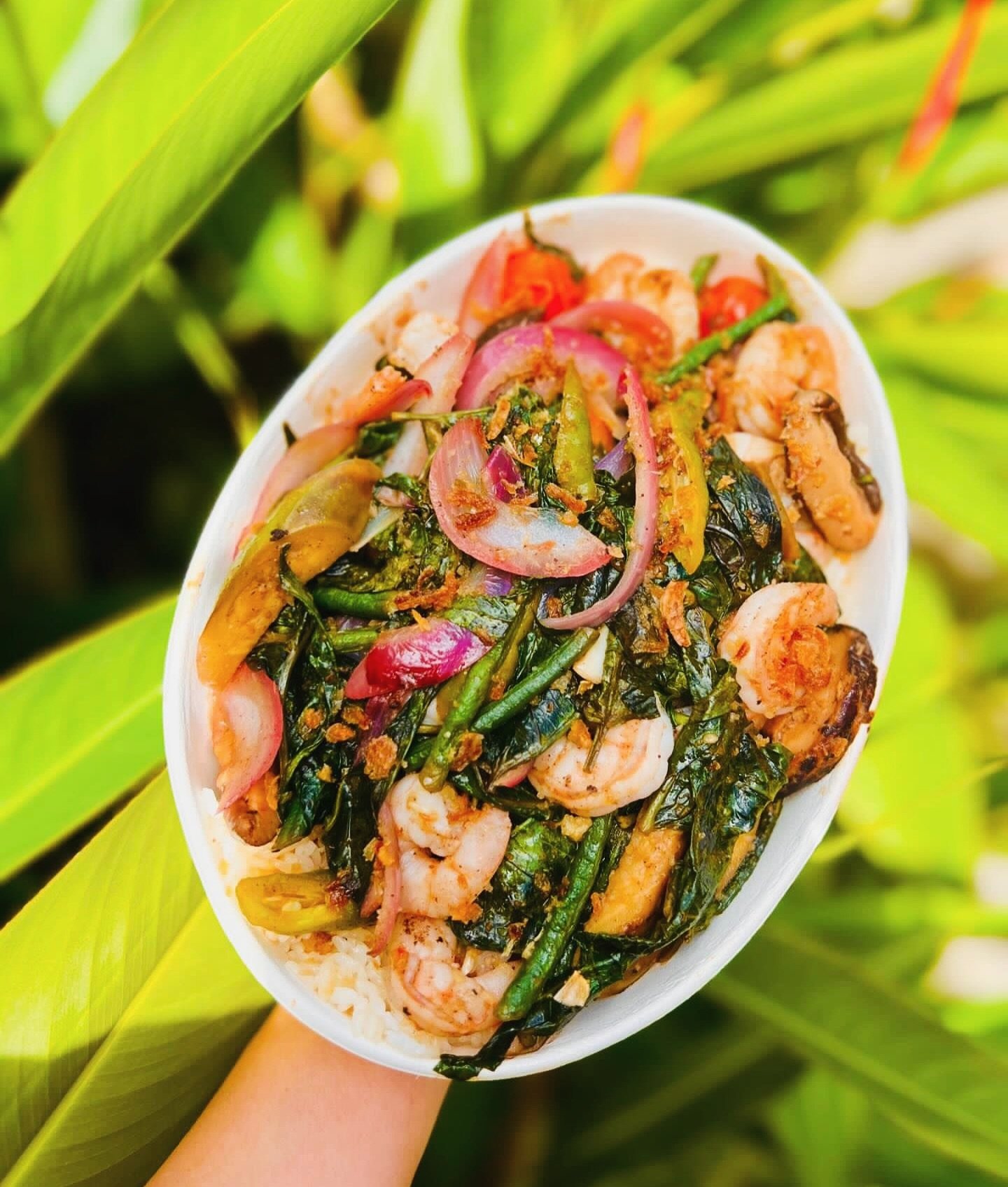 &ldquo;🌧️☔ Embracing the rainy vibes this Thursday! Join us from 12pm to 4pm, come rain or shine! 🌈✨ Feast your eyes on our delicious Tamarind Shrimp Bowl with vegetables. 🍤🥗 

📷: @yuzu_and_guavas 😀

#minasahawaii #tamarindshrimp #hawaii #waipa