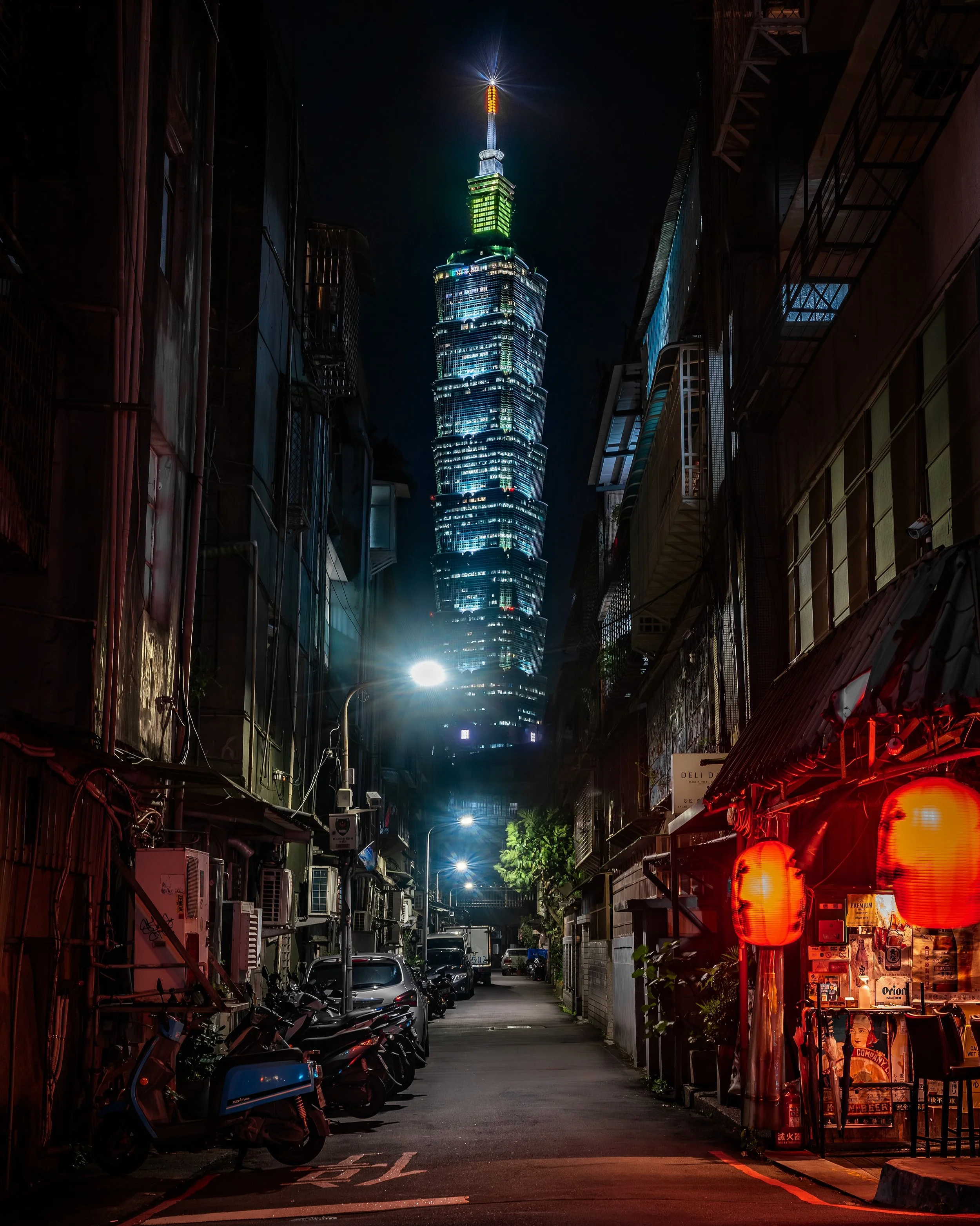 Views on every corner. There isn&rsquo;t a single place in Taipei that doesn&rsquo;t have a fantastic line of sight to the Taipei 101. And I would like to see them all.
.
.
#taipei #taiwan #tommythetrekker #tommyhafner #travelphoto