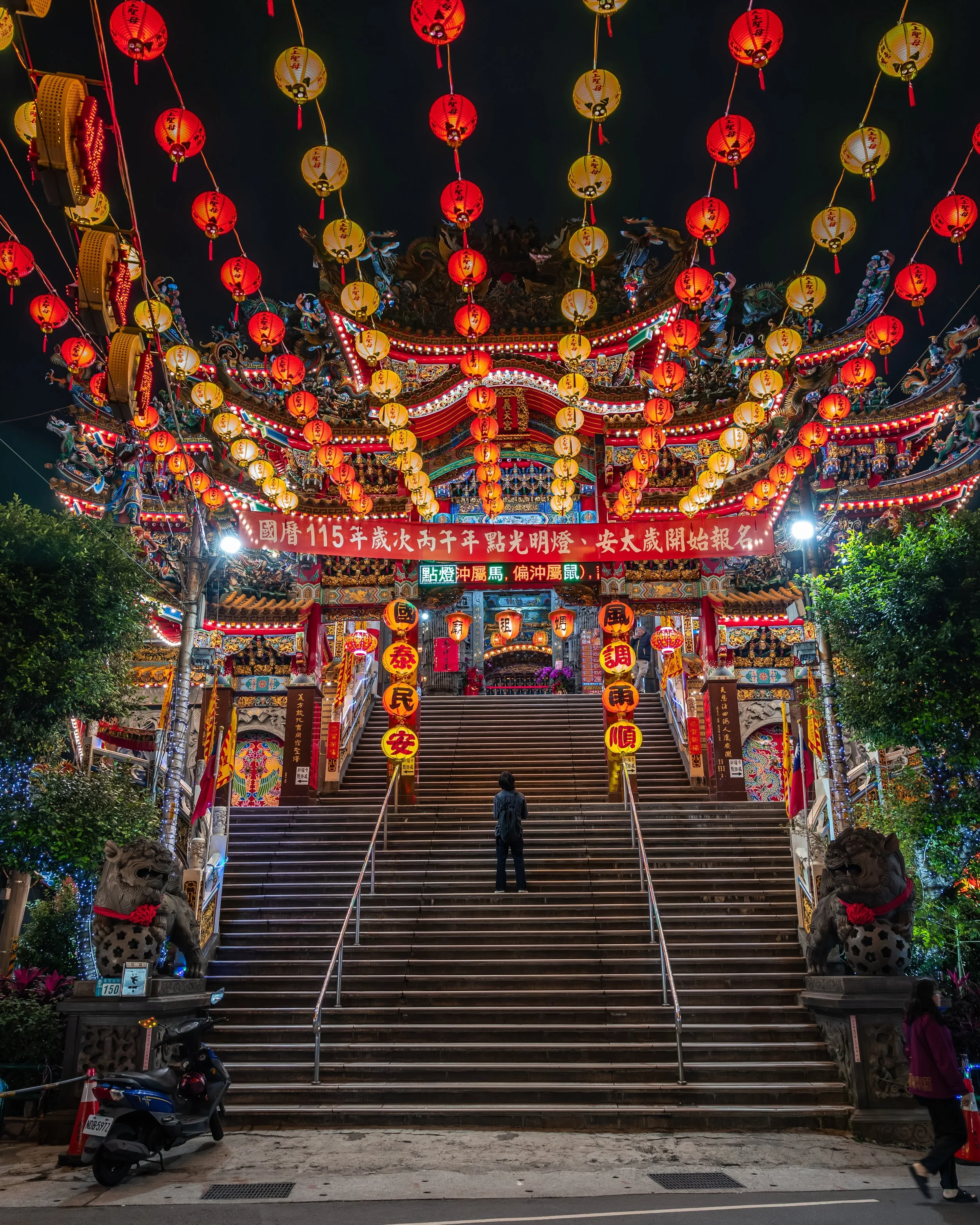 Lost in the glow of Taipei&rsquo;s lantern-lit nights. 🏮✨ Every detail tells a story.
.
.
#taipei #taiwan #tommythetrekker #travelgram #tommyhafner