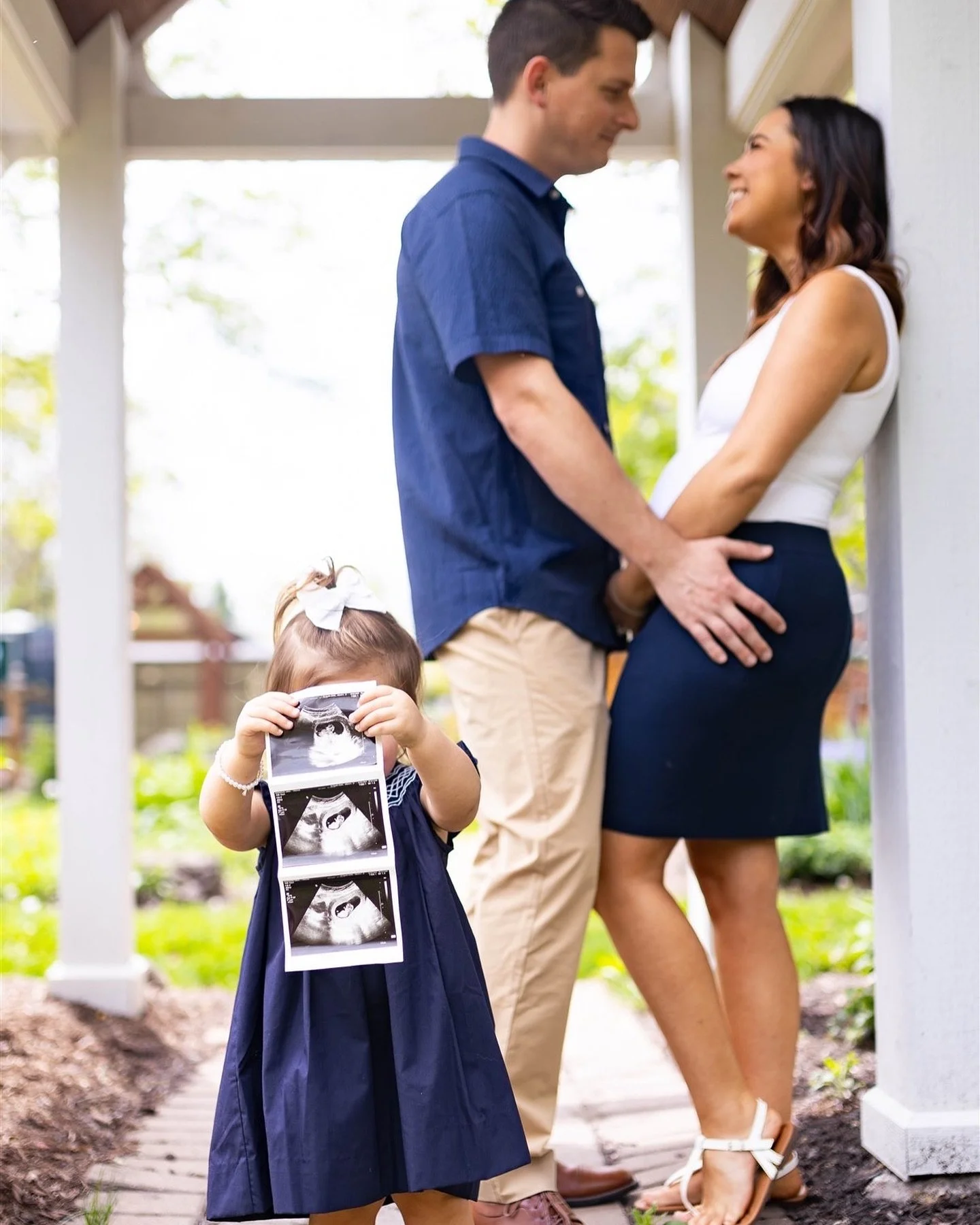 The Hendersons, party of 4 please!
&bull;
&bull;
&bull;
A secret I no longer have to keep in, congratulations @drewjasminesmith @cameron.henderson37 !! I can&rsquo;t wait to meet your sweet baby boy 💙!

#monicamoniquephotography #familyphotography #