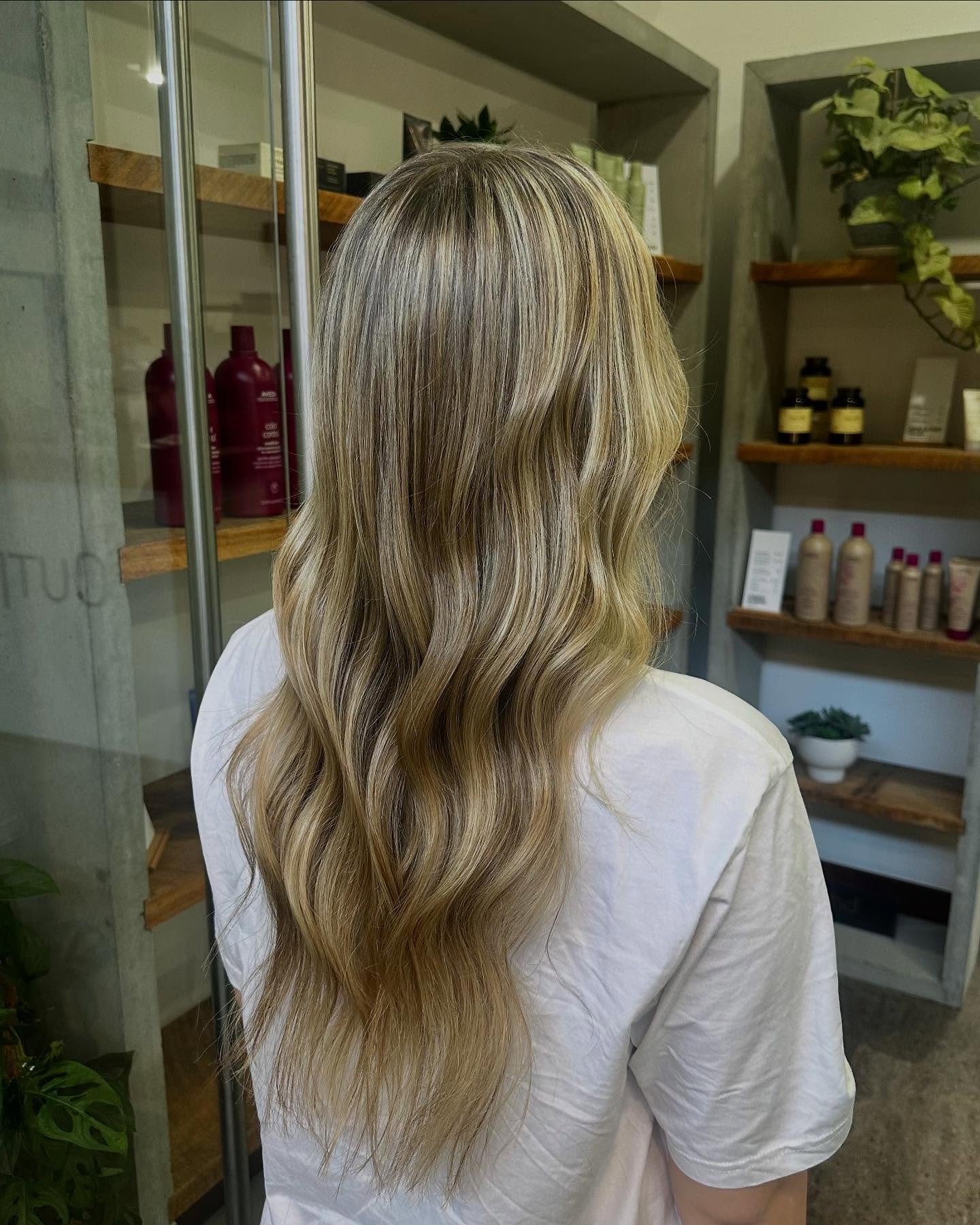 Blonde baddie vibes 💁🏼&zwj;♀️ #AvedaHair #AvedaSalon #VeganHair #VeganHairProducts #VeganHairCare #VeganHairProducts #SiliconeFree #VeganBeauty #SmoothInfusion #SmoothHair #GlassHair #AntiFrizz #HairProtection #SleekHair #MooneeBeach #MooneeBeachHa