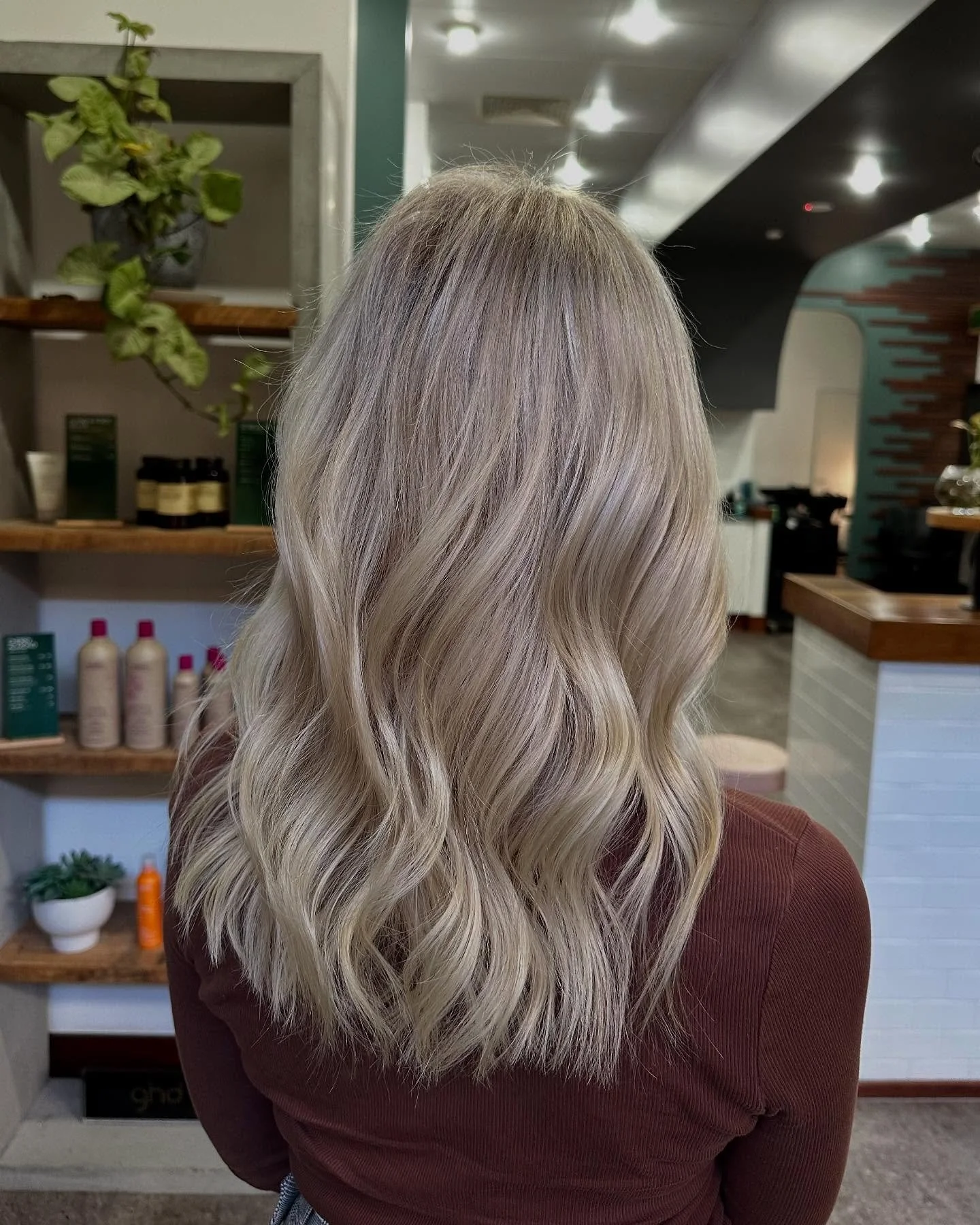 Colour by our Master Stylist @hairbysarsie and Cut &amp; Style by our Emerging Stylist @hairby_chante 😍🔥 #AvedaHair #AvedaSalon #VeganHair #VeganHairProducts #VeganHairCare #VeganHairProducts #SiliconeFree #VeganBeauty #SmoothInfusion #SmoothHair #