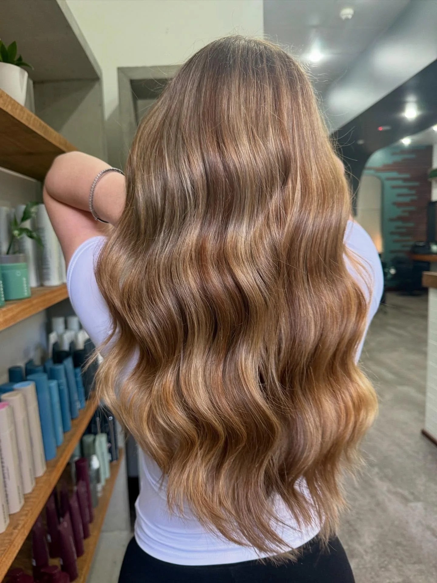 @hairbysarsie working her magic ✨🧚🏼&zwj;♀️ #AvedaHair #AvedaSalon #VeganHair #VeganHairProducts #VeganHairCare #VeganHairProducts #SiliconeFree #VeganBeauty #SmoothInfusion #SmoothHair #GlassHair #AntiFrizz #HairProtection #SleekHair #MooneeBeach #