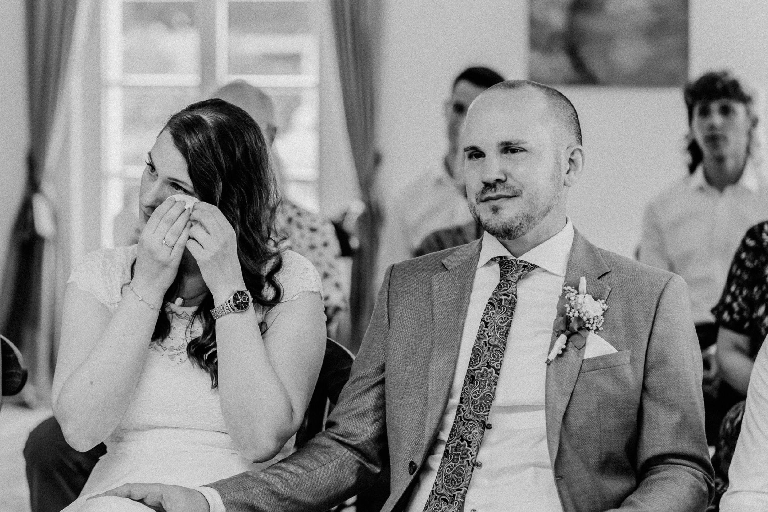 hochzeitsfoto-rhein-main-brautpaar-indoor-weint