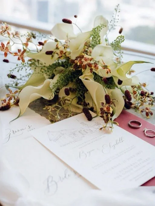 The smallest details often hold the biggest meaning. For Bryan and Elizabeth, their stunning bouquet and the groom’s coordinating boutonnière were more than just flowers—they were constant companions on their wedding journey 💕 
A