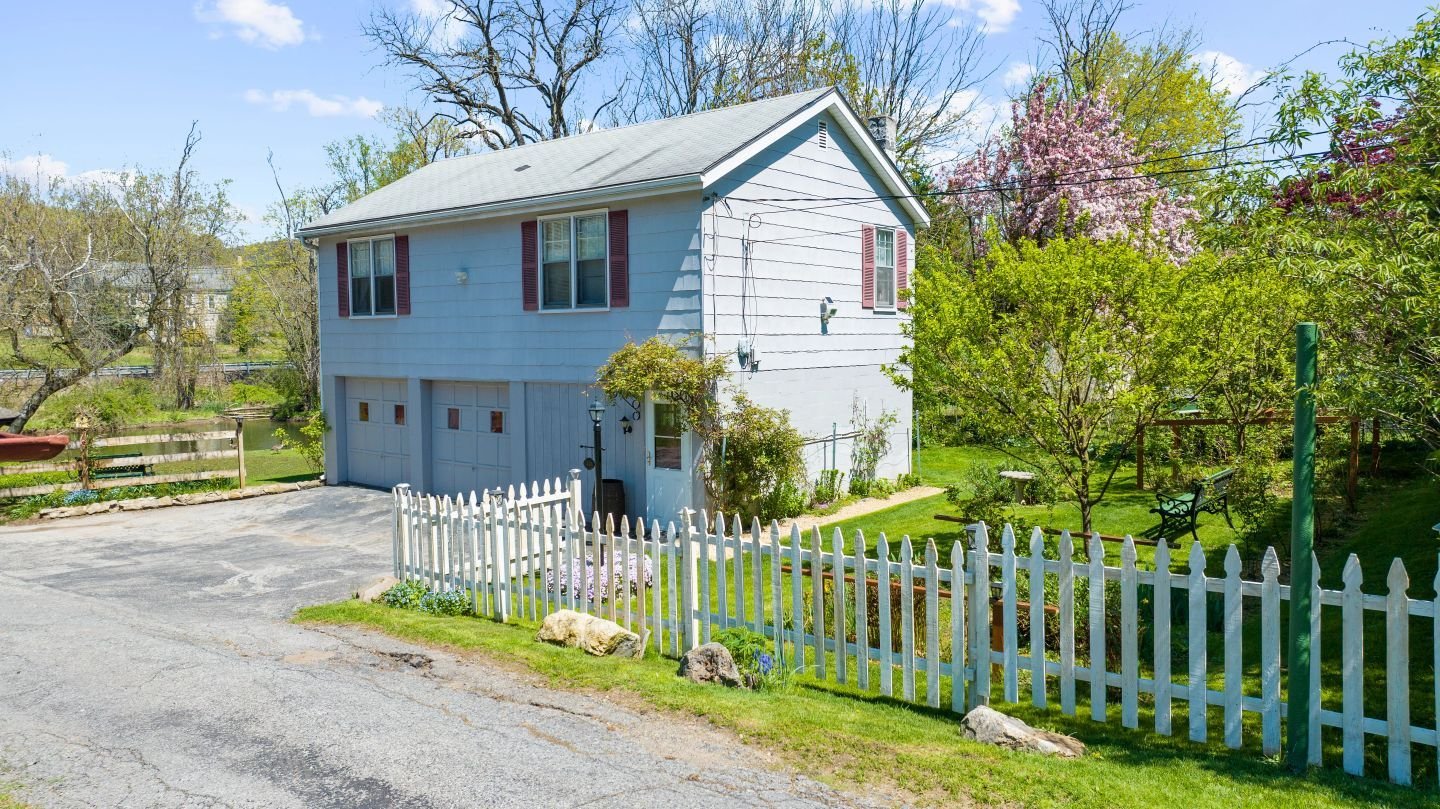 Check out this listing we shot for Linda Haughey in Bloomsbury NJ! 
 
10 Sheets Ln, Bloomsbury, NJ  08804 
$210000 
1 bed, 1 bath, 750 SqFt, Single Family 
Listing Agent; Linda Haughey - Weichert Realtors Clinton NJ 
 
 #realestatemedia #listingphoto