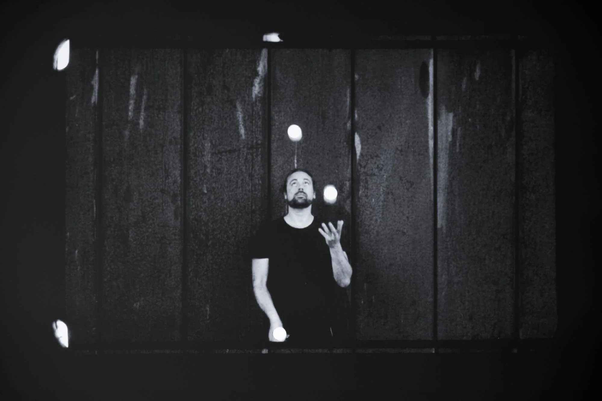 Tine Guns - Juggle Struggle_039_©CedricVerhelst.jpg