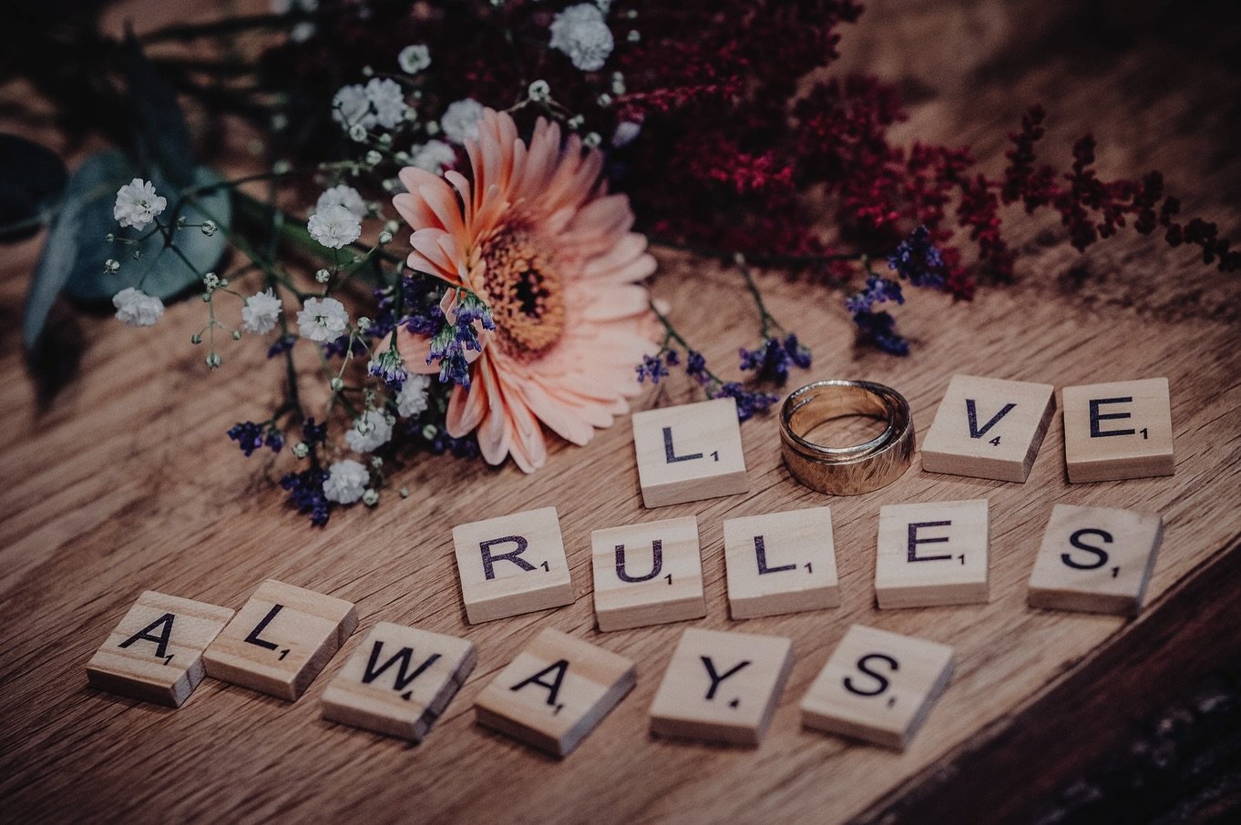 Neben den Fotos sind die Ringe (und nat&uuml;rlich eure LIEBE) das, was von diesem Tag &ldquo;&uuml;brig&rdquo; bleibt. 
Die Torte ist verputzt. Das Kleid in der Reinigung. Der DJ wieder im Bett. 
Aber die Ringe .. die tragt ihr wahrscheinlich &ouml;