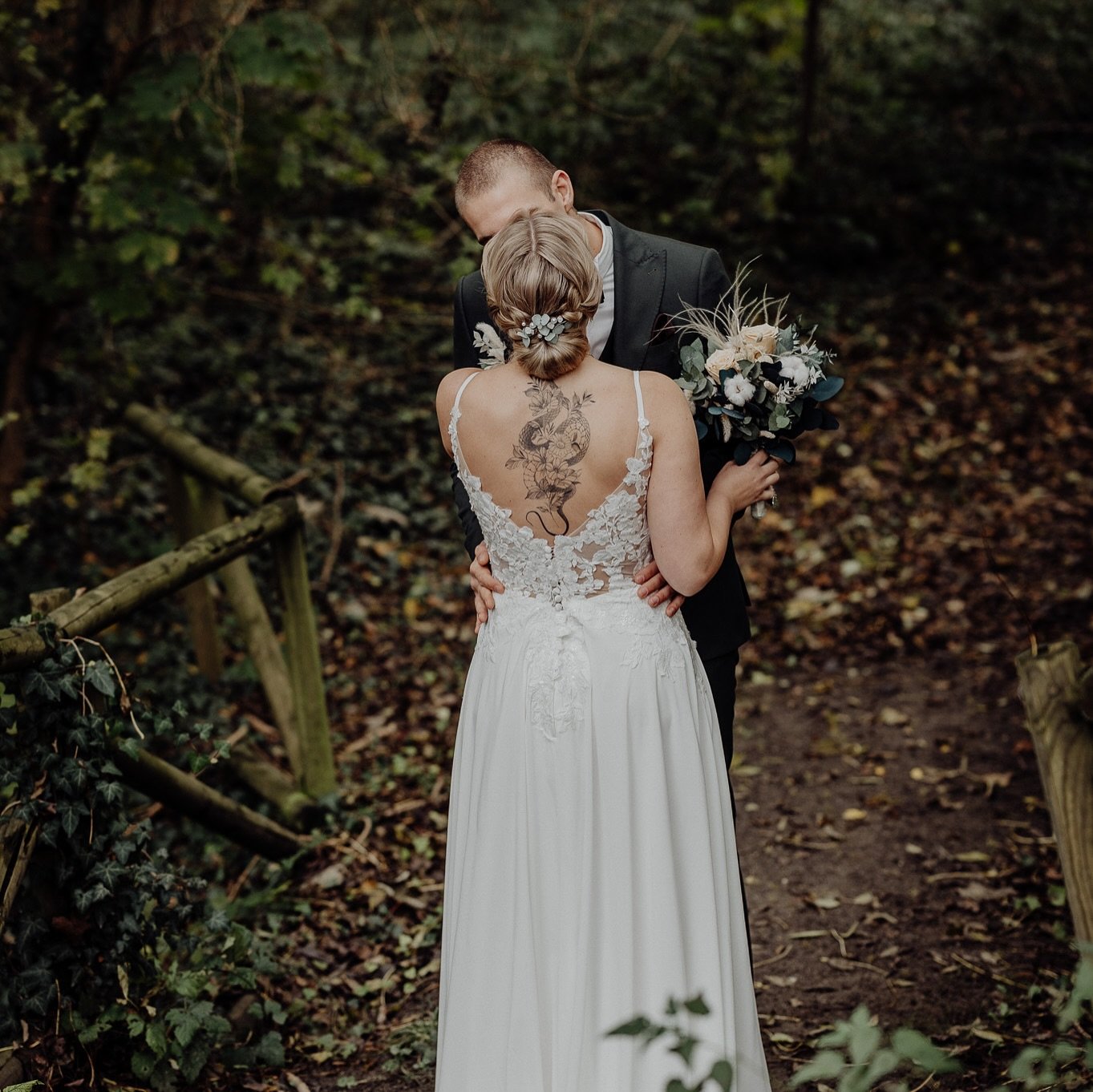 Heiraten im Herbst hat seinen ganz eigenen Zauber. Die Luft ist klar und k&uuml;hl, manchmal liegt schon ein Hauch von Winter in der Luft. Doch genau das ist so sch&ouml;n.
Die Farben sind  so sch&ouml;n weich und satt, goldenes Licht f&auml;llt durc