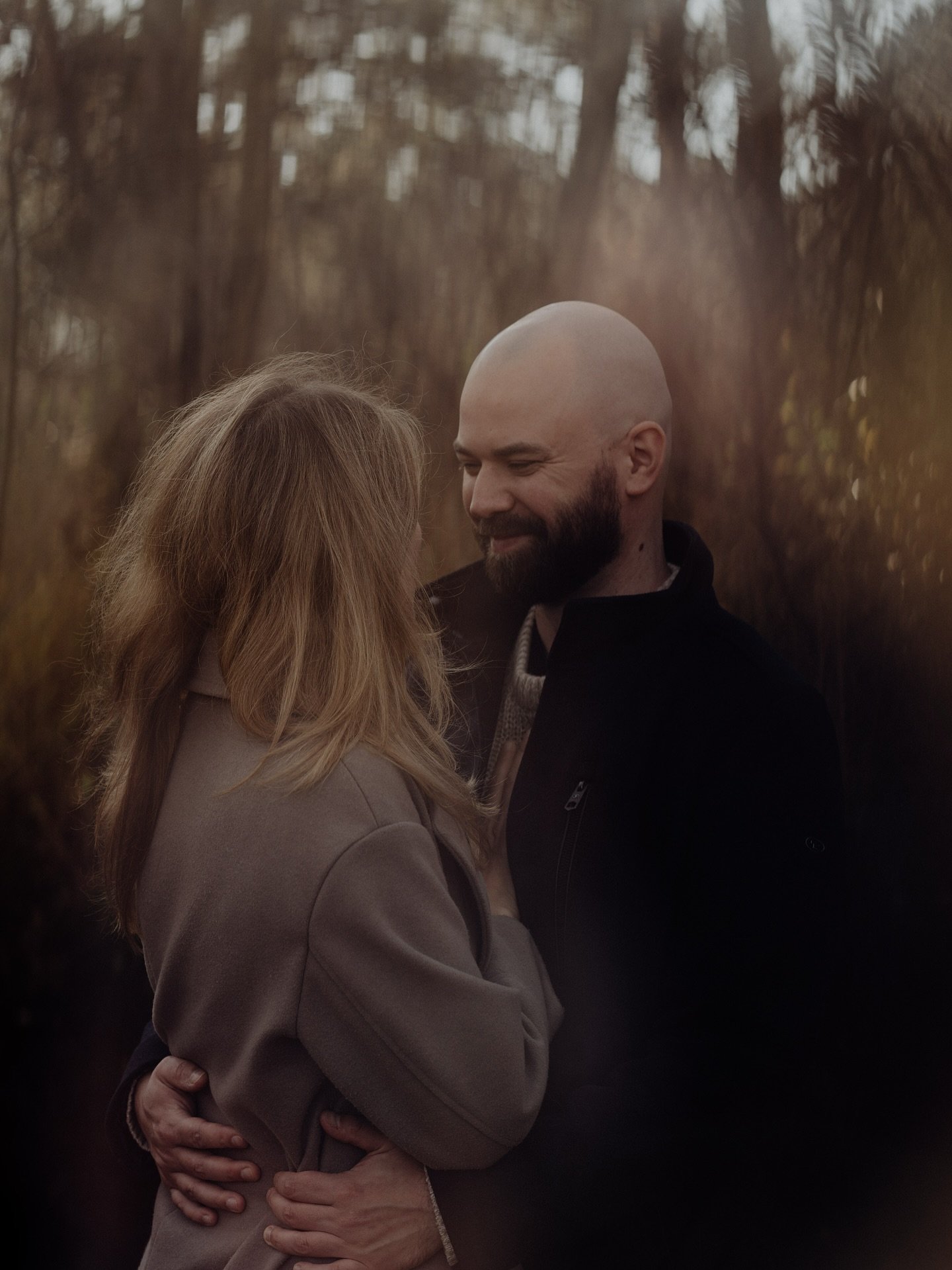 Ihr wollt an eurem Hochzeitstag keinen Fotografen dabei haben, den ihr nicht m&ouml;gt.
Darum:
Bevor ihr uns bucht, lernen wir uns kennen. Immer.
Es gibt nichts schlimmeres als wenn die Chemie nicht stimmt.
Und dann kommt das Vorabshooting.
Ein Vorab