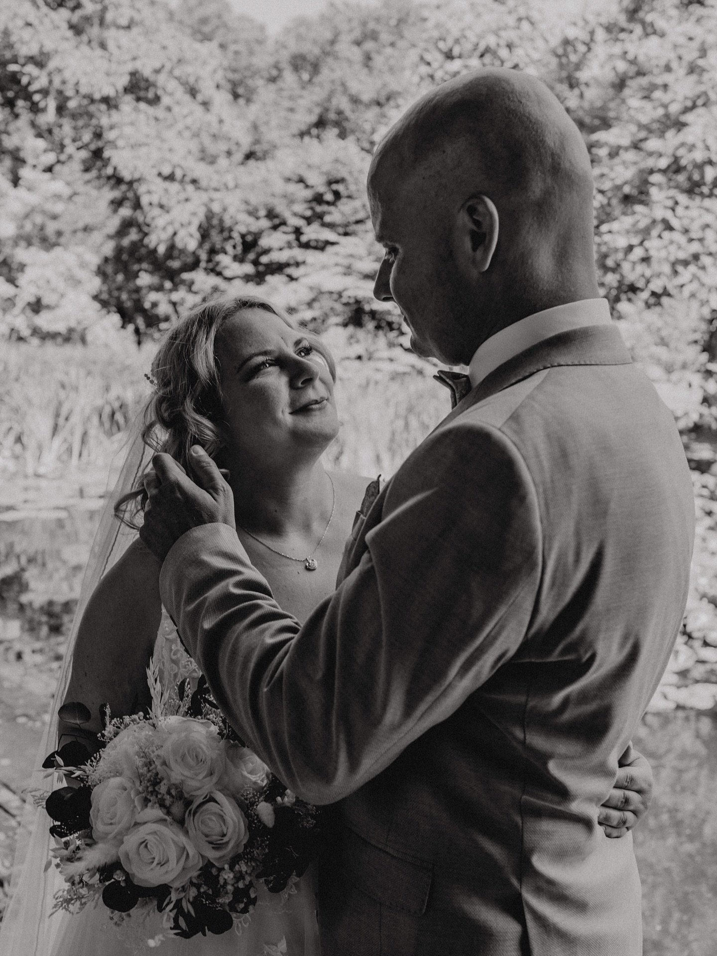 Das erste Mal ganz bewusst: Holy Shit! Wir sind jetzt verheiratet!!

Diese Zeit zu zweit ist wie ein kleines Atemholen zwischen all den Gl&uuml;ckw&uuml;nschen und Umarmungen und der Party. 

Und genau das ist es, was wir in Bildern einfangen: nicht 