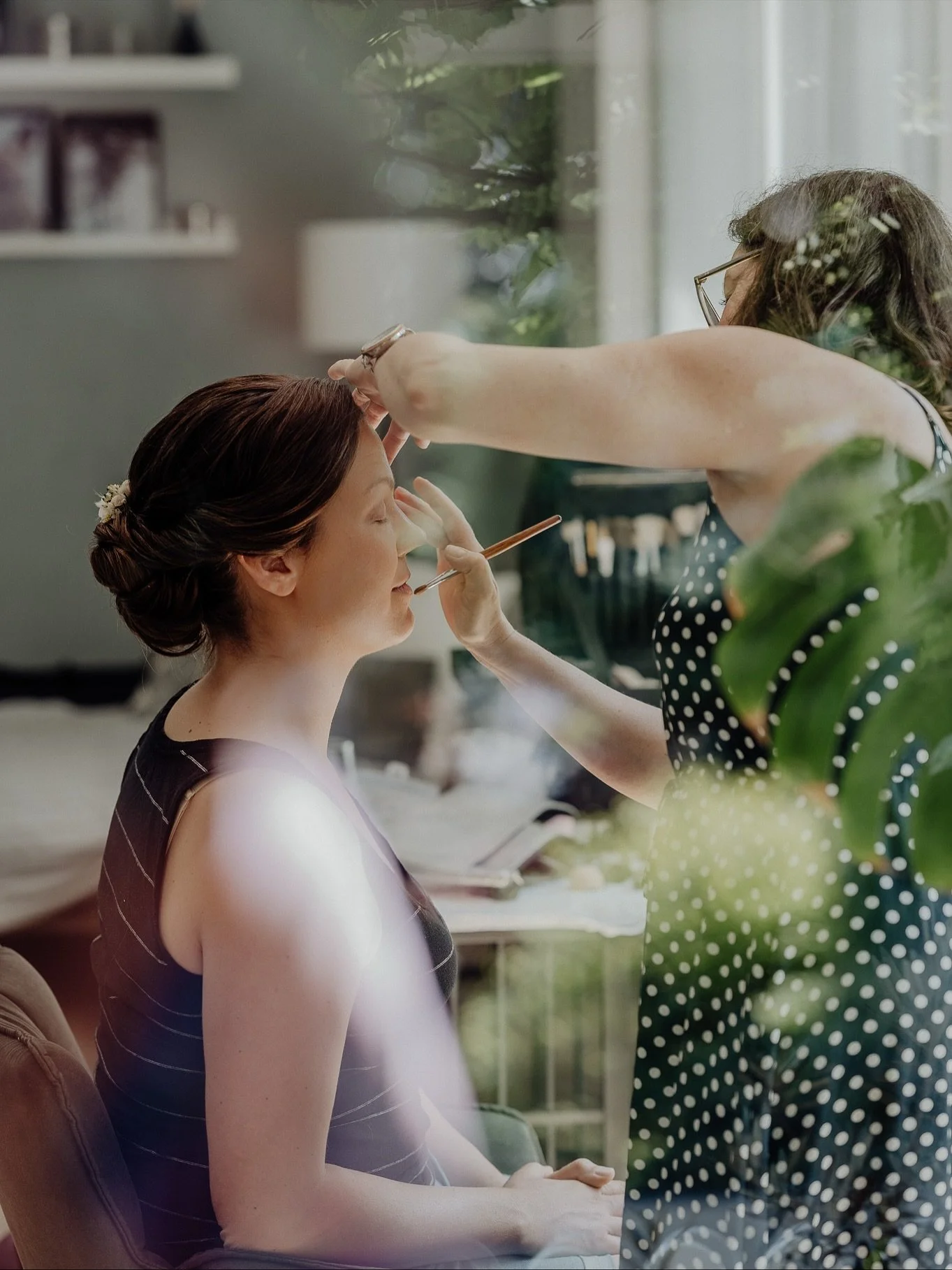 Die Aufregung liegt in der Luft, manchmal mischt sich Nervosit&auml;t mit Vorfreude. Ein tiefer Atemzug, ein vertrauter Blick, ein Lachen, vielleicht auch eine Tr&auml;ne.
Es ist mehr als Schminke, Kleid oder Anzug. Es ist das bewusste Ankommen im Ta