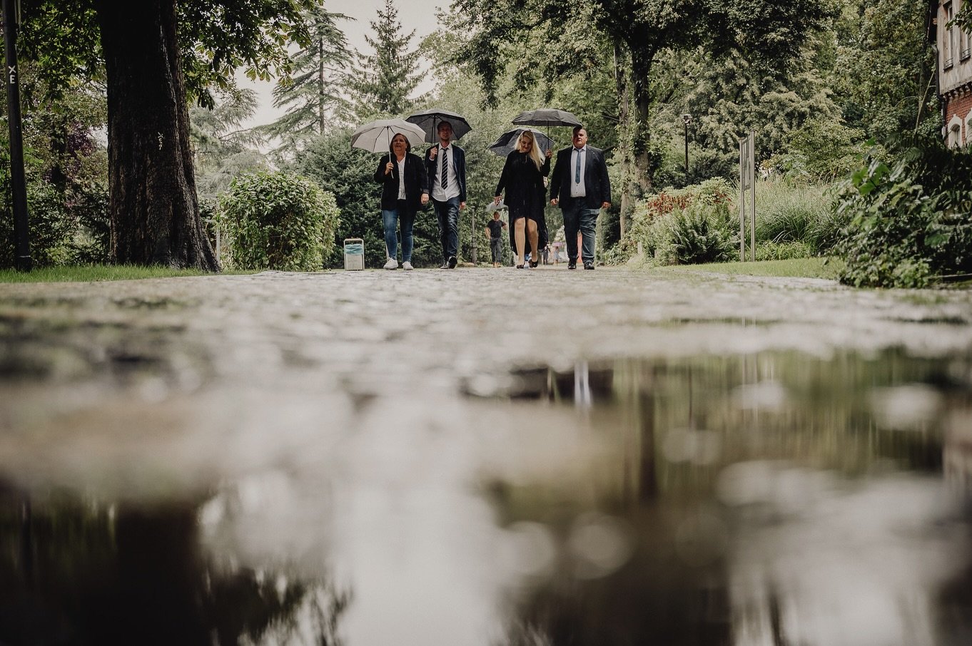 Wei&szlig;t du noch als wir geheiratet haben und es in Str&ouml;men geregnet hat&hellip;
.
.
.
#eurehochzeiteureregeln #heiraten2025 #liebeistliebeistliebe #loverules #always