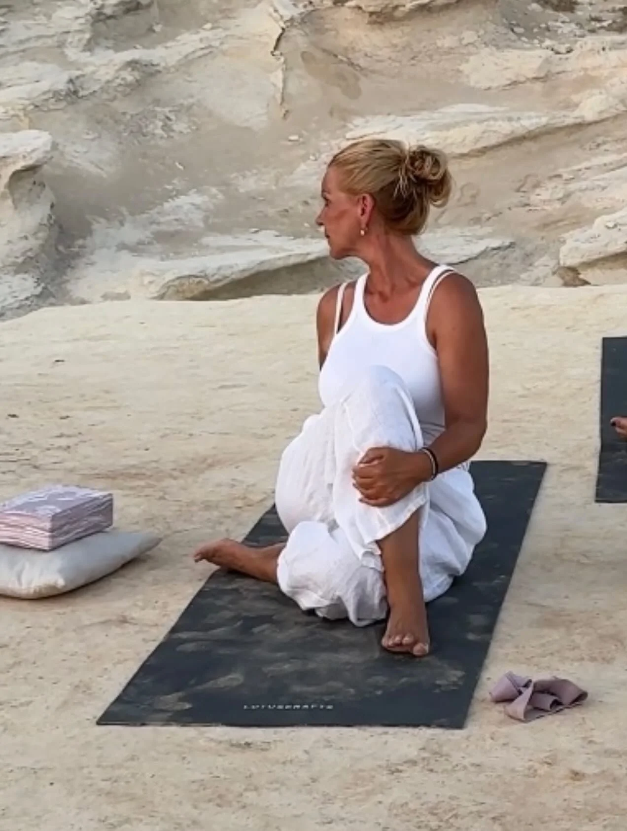 WANN sitzt&hellip;
stehst&hellip;
oder liegst DU zum ersten Mal auf meiner YOGAmatte?

DU hast noch nie Yoga praktiziert oder DICH bis anhin einfach nicht getraut eine Yogastunde zu besuchen? 

DANN h&uuml;pf genau JETZT &uuml;ber deinen Schatten und