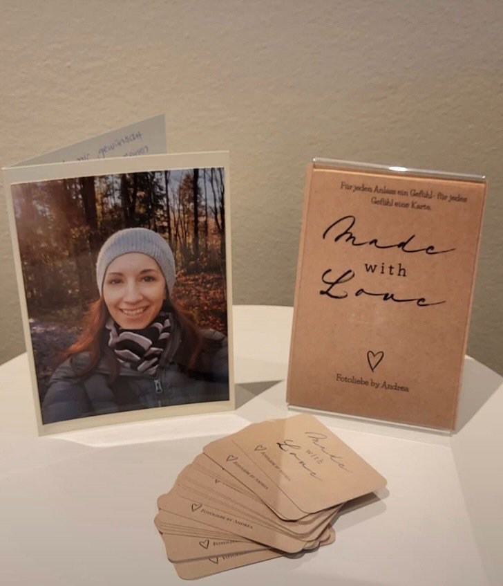 UNSER DEZEMBERschau👀FENSTER Gast🙏🍀💛

ANDREA DURRER @fotoliebe_by_andrea aus Kerns stellt ihre wundersch&ouml;nen Fotokarten bei uns im Schaufensters des Studio anrami aus🌸

Komm vorbei und schau herein, ein BLICK gen&uuml;gt und auch DU wirst be