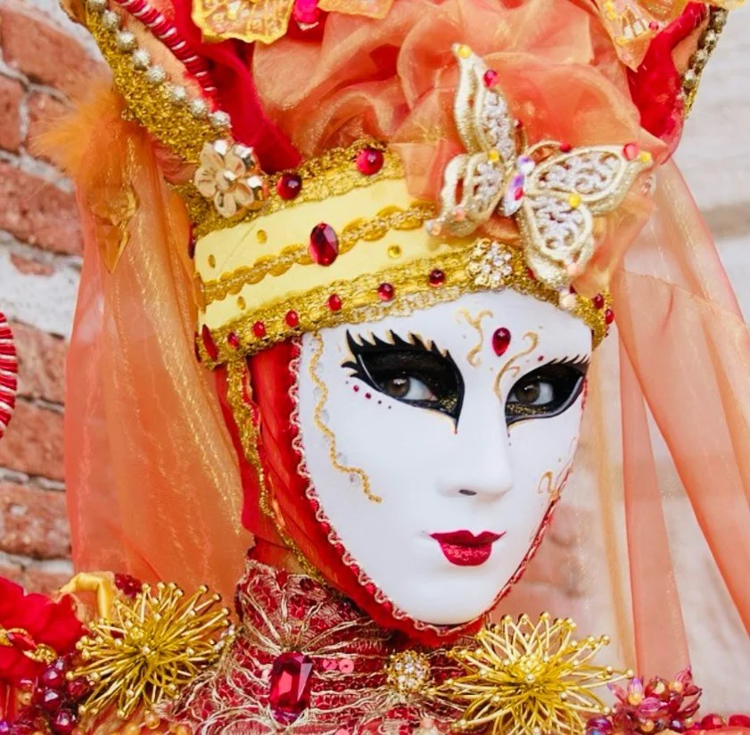 Der *URKNALL* ist vorbei und die fasn&auml;chtliche Narrenzeit darf seinen freien Lauf nehmen💯🎭 

Brauchst DU noch was um Dich auch unter die Menge zu st&uuml;rzen? 
Unser *SCHAUFENSTERGAST* im Februar bietet DIR dazu ALLES an, &uuml;ber 2000m2 Lad