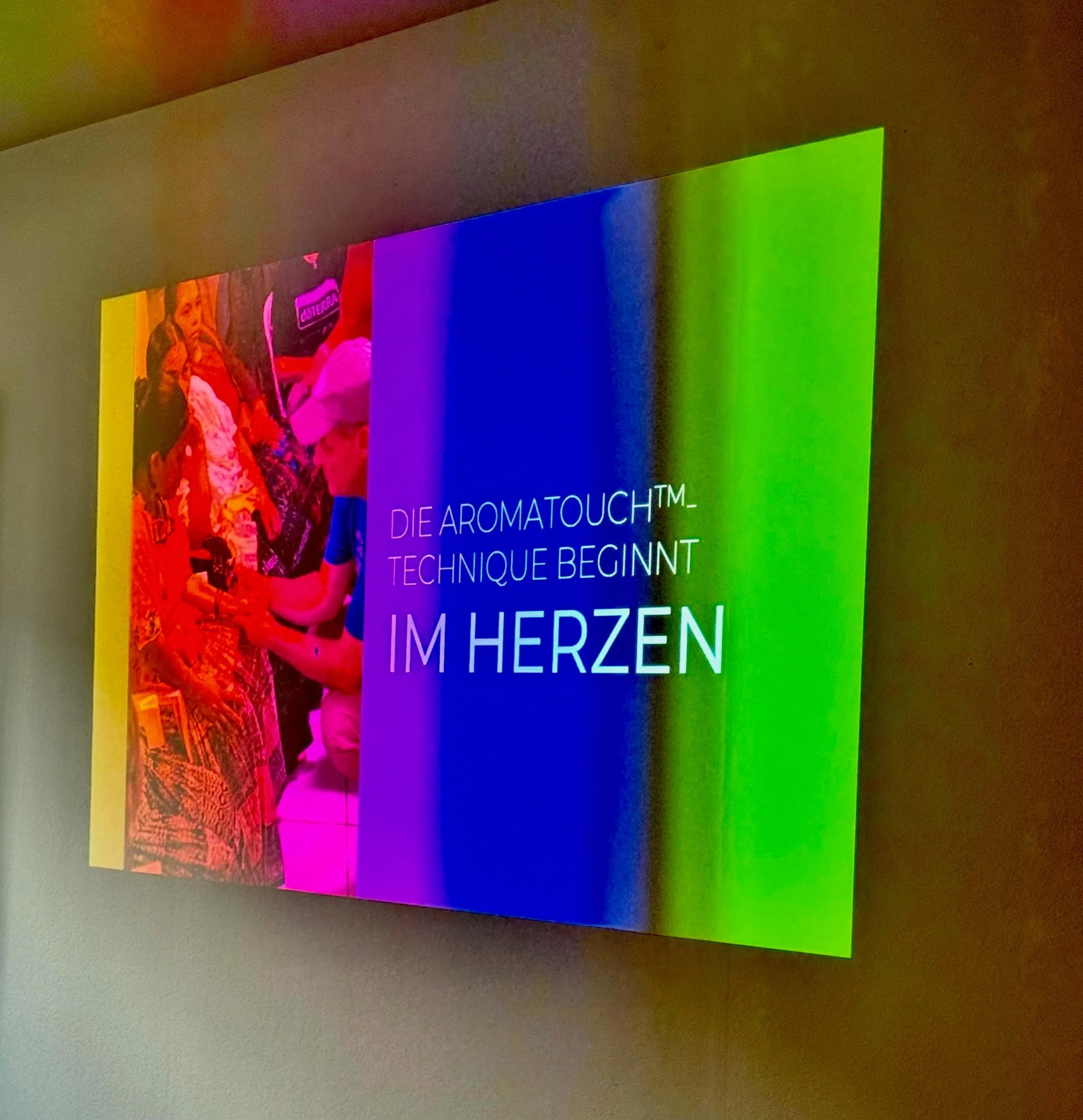WAS f&uuml;r ein lehrreicher, spannender und toller TAG mit NICOLE Waldmeier von @walnira_sei_bewusst 🍀

6 Frauen haben sich gestern in unserem wundersch&ouml;nen Studio in Kerns(OW) in der AROMA TOUCH Technik nach Dr. Hill weitergebildet. 

Wir hat