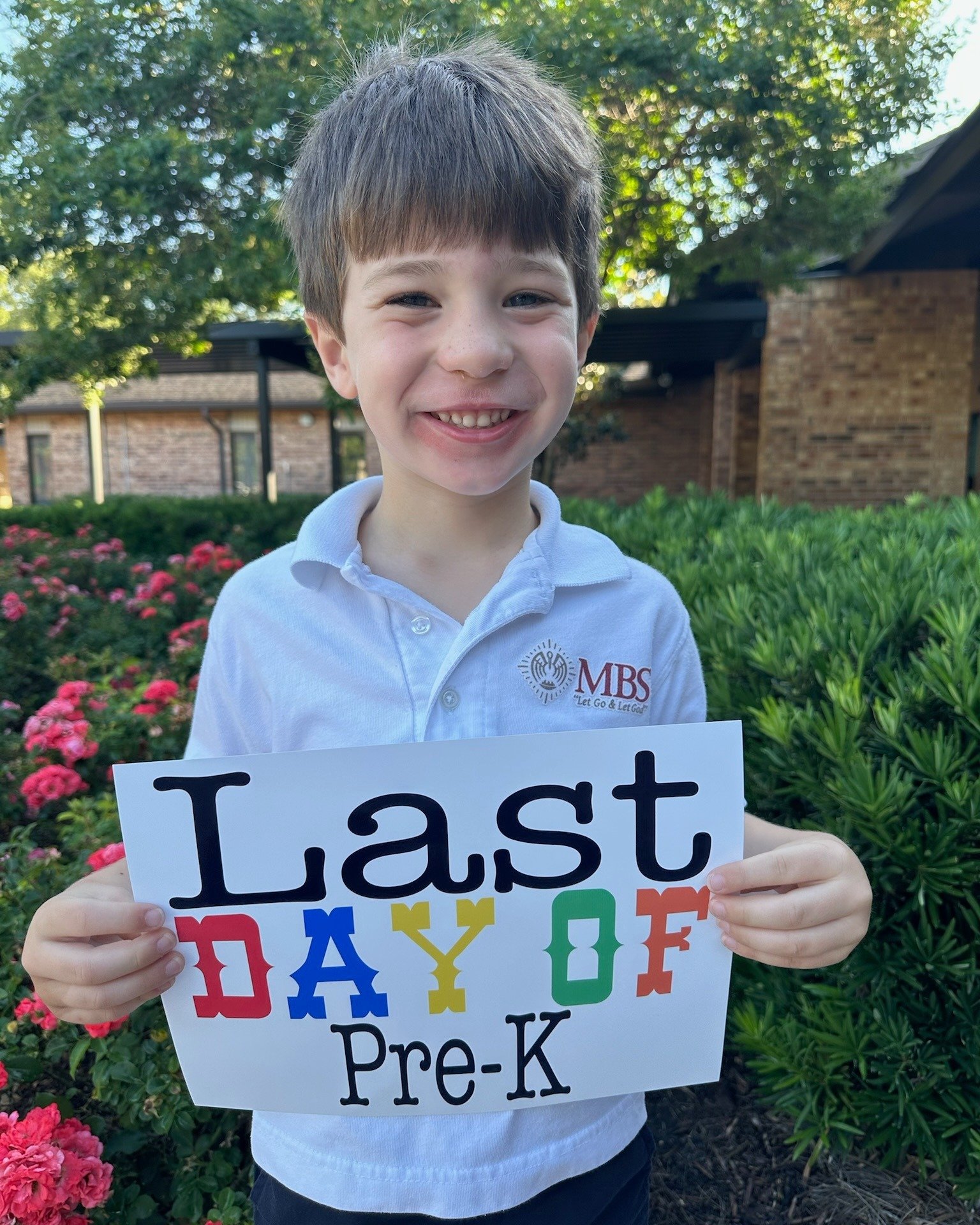 The BRD crew&rsquo;s littlest smiles are officially on summer break! ☀️✌️
.
.
.
#brdentistry #lastdayofschool #summervacation #schoolsout #brdfamily #smilesforbreak #batonrougedentist
