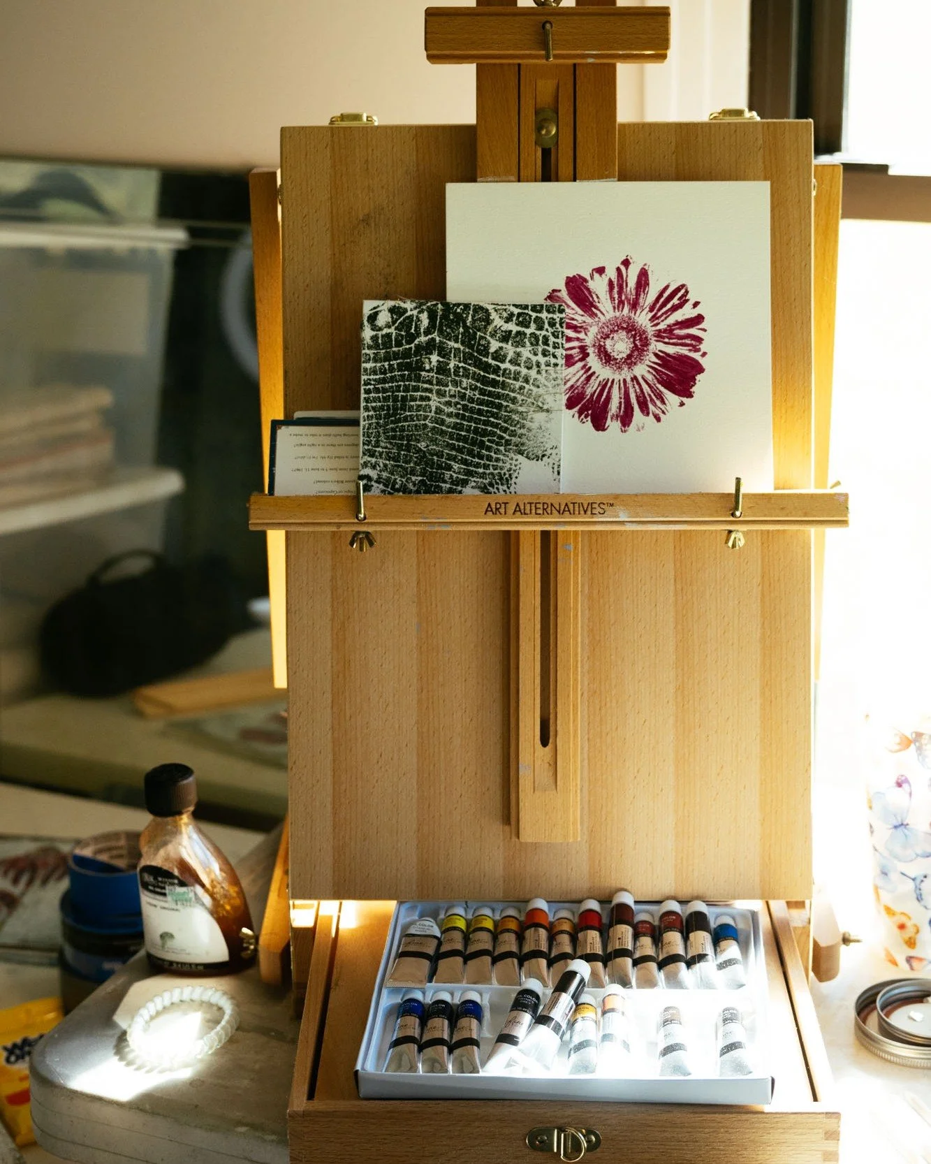 Studio rule: if it fits on the easel, it&rsquo;s fair game for ink. Gator scales, flowers, feathers&hellip; Who knows what&rsquo;ll end up here next! 🎨🐊🌸

Learn more about L Charleville Studios: lcharlevillestudios.com

📸: @rushjagoe 

#artdecor 