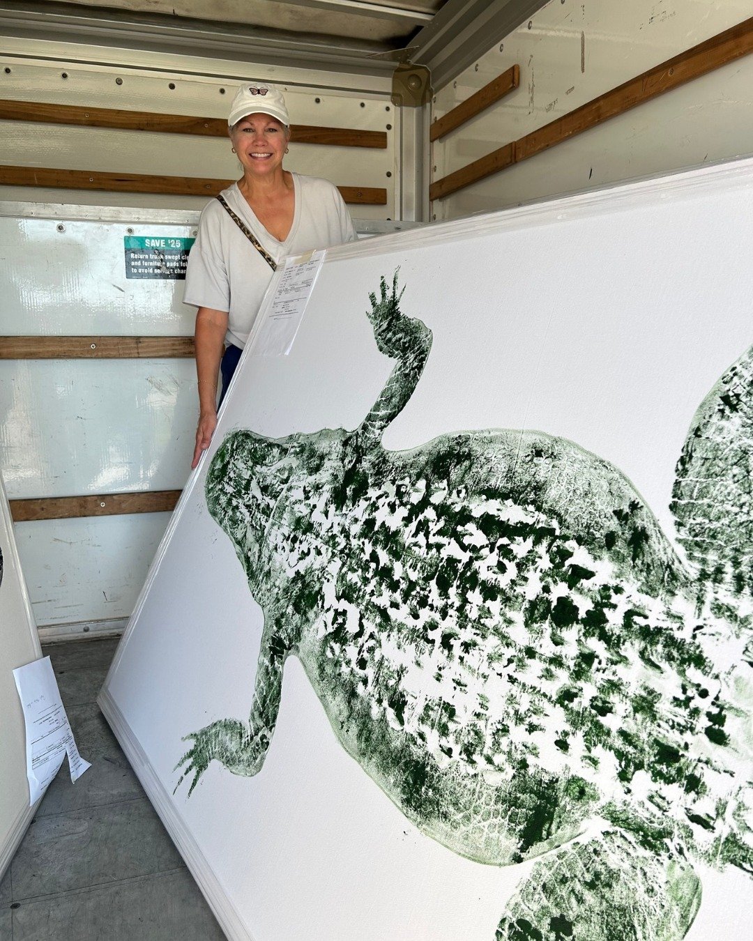 It takes more than one set of hands to move gators this big&hellip;. 

Grateful for my sidekick, Cindy, a U-Haul, and a goooood sense of humor when it comes to getting these pieces where they need to go 🤪 Team effort all the way!

#animalart #GYOTAK