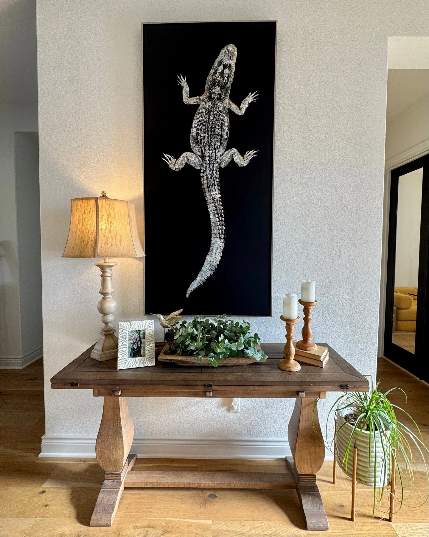 Some gators are loud.
This fella just hangs there and lets you figure it out! 🐊

Calm. Confident. Completely unbothered, and somehow running the whole room without saying a word.

Texas suits that kind of energy, and we're happy to see this gata set