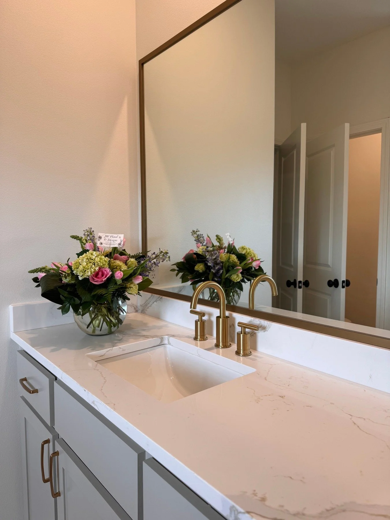 Flowers in the bathroom? Yes, please! 💐✨

There is something about fresh blooms that instantly elevates a space, especially when paired with the gold finishes and marble details of the Jumonville II primary suite. A huge thank you to @jwfloraldesign