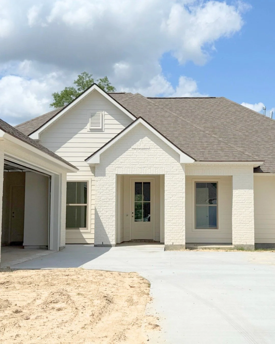 Situated on a 1/2 acre lot, our RILEY II floorplan is a spacious, open concept, triple split option in Denham Springs. 

Some of our favorite features include: 
- A beautiful aecess tray ceiling over the large kitchen island
-Quartz kitchen counterto