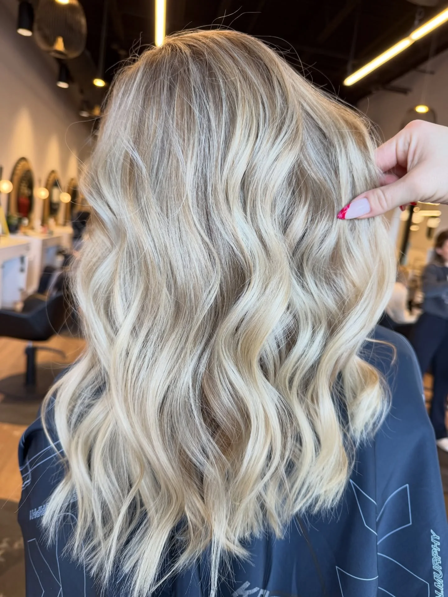 A winter  B L O N D E refresh ❄️

#blondes #blondesincle #blondehaircolor #stellaandshay #blondeandbeautiful