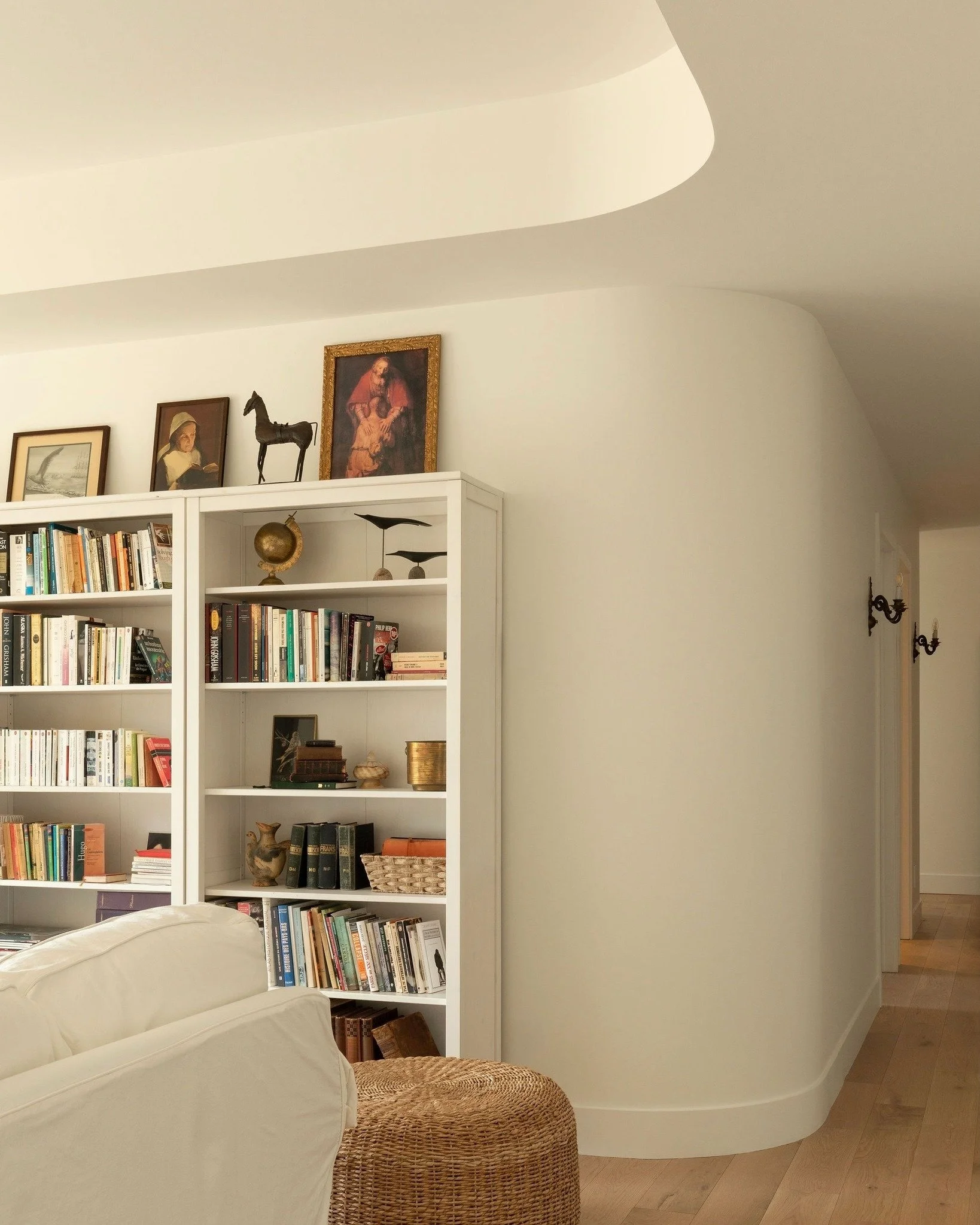 Parce que le design, c&rsquo;est aussi l&rsquo;art du d&eacute;tail.
Un plafond qui suit la courbe du mur, un ascenseur qui attire le regard, un mobilier int&eacute;gr&eacute; l&agrave; o&ugrave; on ne l&rsquo;imaginait pas!

Design is all about the 