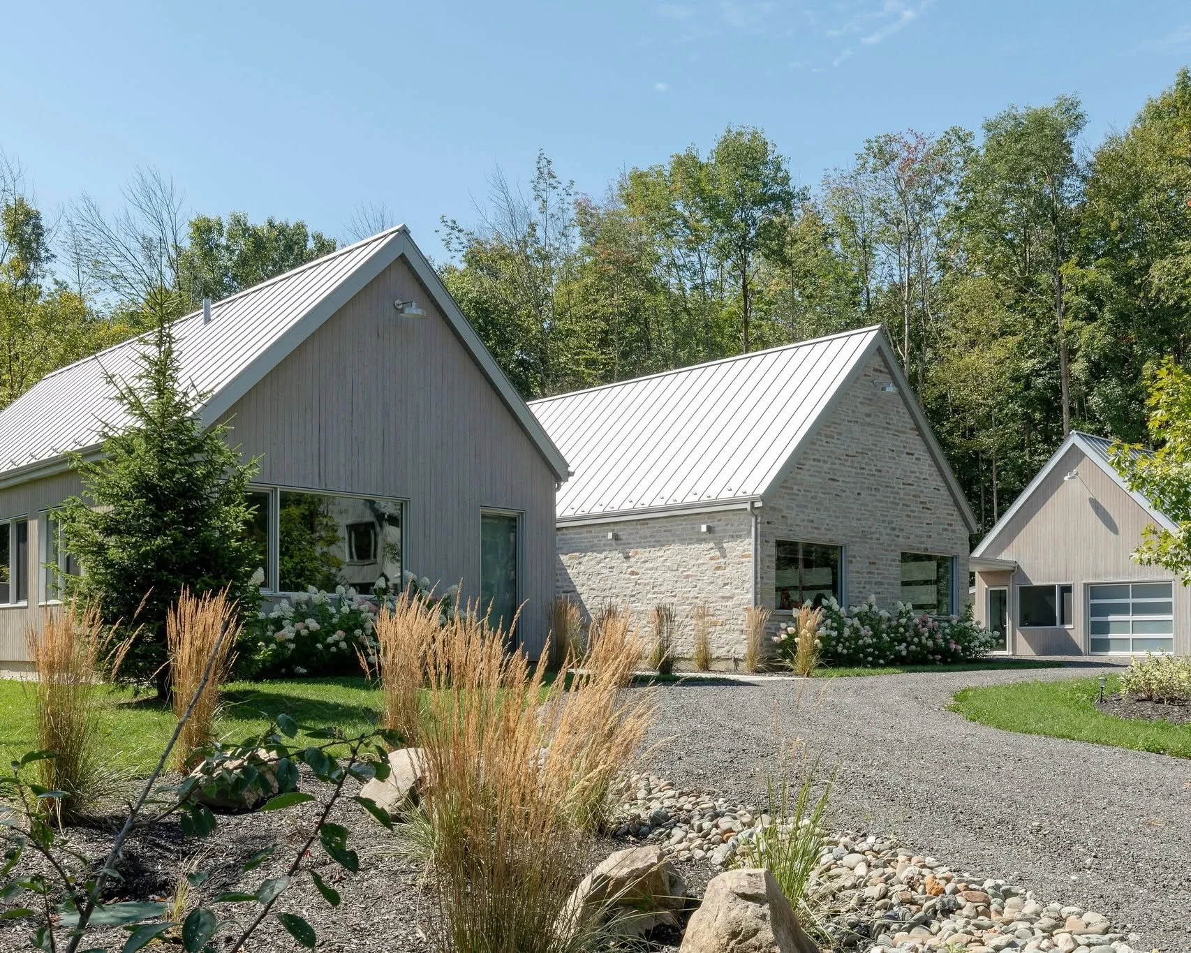 Lors de la conception du design ext&eacute;rieur d&rsquo;un projet, notre &eacute;quipe prend le temps de choisir avec soin les mat&eacute;riaux et de penser l&rsquo;am&eacute;nagement afin de mettre en valeur l&rsquo;architecture de la r&eacute;side