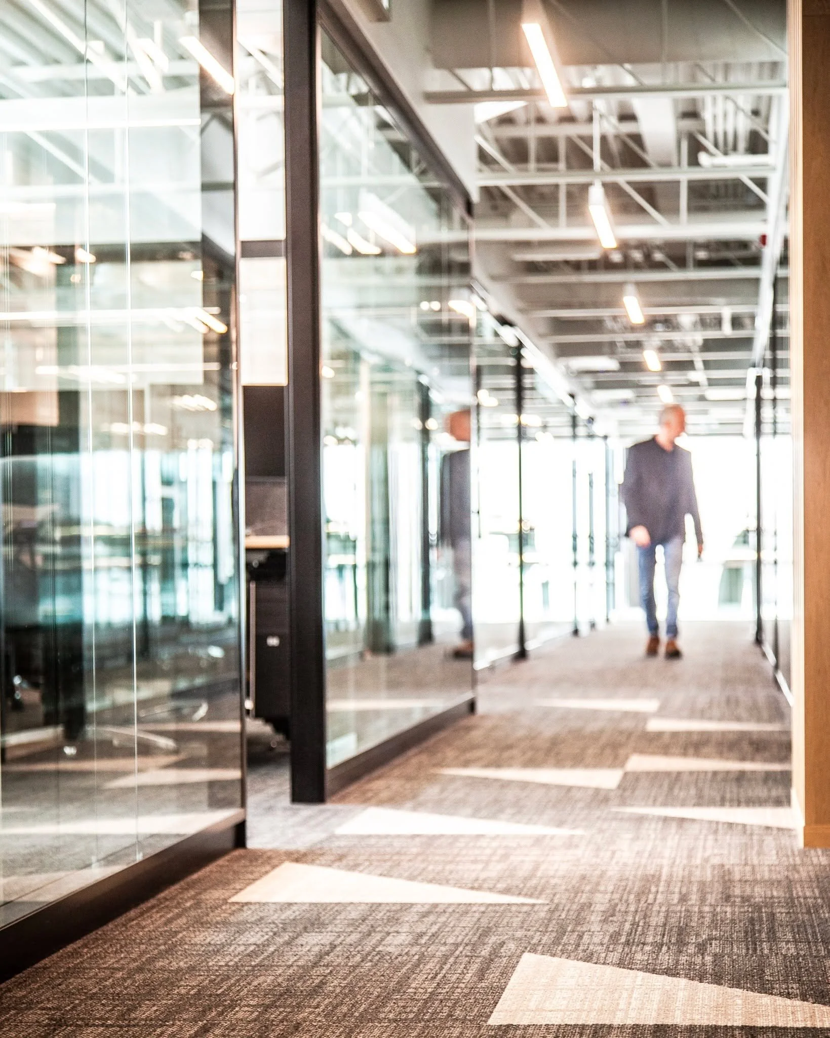 Un bureau inspirant, convivial et baign&eacute; de lumi&egrave;re 
Notre &eacute;quipe a eu le plaisir de peaufiner le magnifique travail de Luc Plante Architecture, en ajoutant la touche finale qui cr&eacute;e une harmonie totale entre le design et 