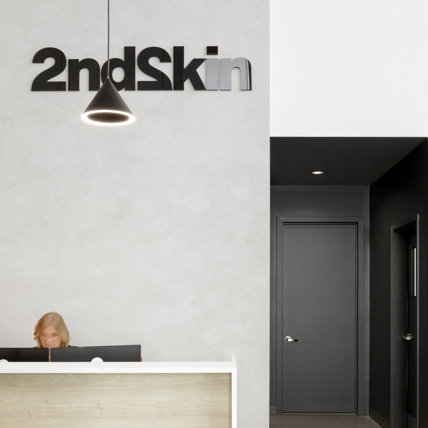 2nd Skin &ndash; Projet commercial &agrave; Qu&eacute;bec
Design de la salle de montre et des bureaux d&rsquo;une boutique corporative en objets promotionnels. Un espace vibrant qui refl&egrave;te l&rsquo;&eacute;nergie et la personnalit&eacute; de l