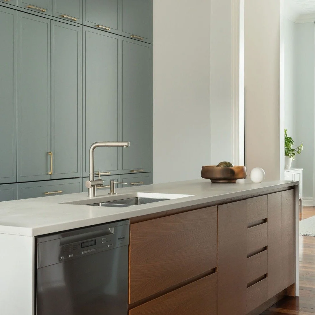 Une cuisine pens&eacute;e en douceur, o&ugrave; le calme dialogue avec la fonctionnalit&eacute;.

A softly designed kitchen, where calm meets functionality.

#interiordesigner 
#DesignFonctionnel
#furnituredesign 
#designer
#homedesign 
#interiordesi