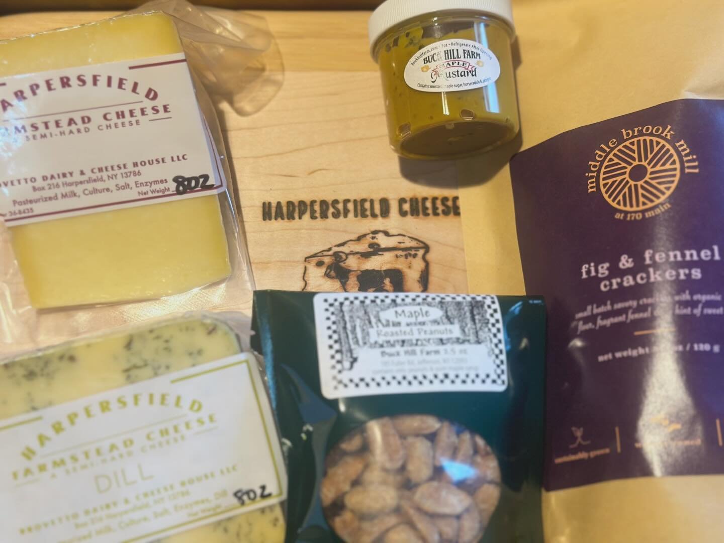 HAPPY MAY 🌸🌼🌺

 You know what&rsquo;s right around the corner? Mother&rsquo;s Day!

Send a gift box over her way! 

Charcuterie Gift Box includes:
Harpersfield Cheese Cutting Board
1 pound of your choice of cheese 
2.5 oz @buckhillfarm Maple Roast