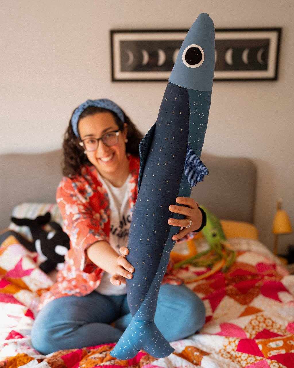 I stitched this sardine for the ocean-loving 11-year-old in the house&hellip; but I think it might actually be my emotional support fish now. 🐟💙⁠
⁠
I was lucky to pattern test the new Sardine pattern from @woollypetals and made the big 36&rdquo; ve