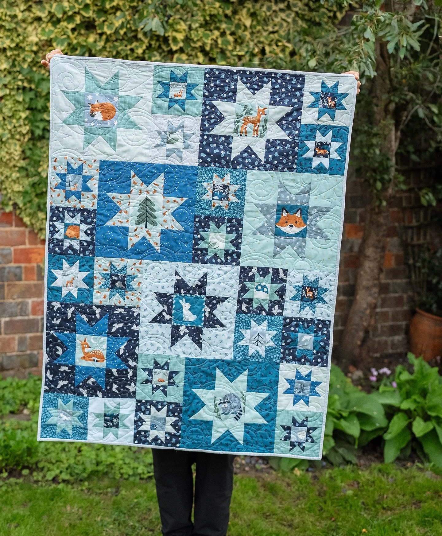 You can cut up the Twilight Creatures panel and make this super cute Twinkle quilt. Perfect for fussy cutting ✨💙 🦊 
Fabrics: Twilight Creatures by @nat.juan for @rileyblakedesigns
Pattern: Twinkle by @cluckclucksew
Longarm quilted with Glide Clou