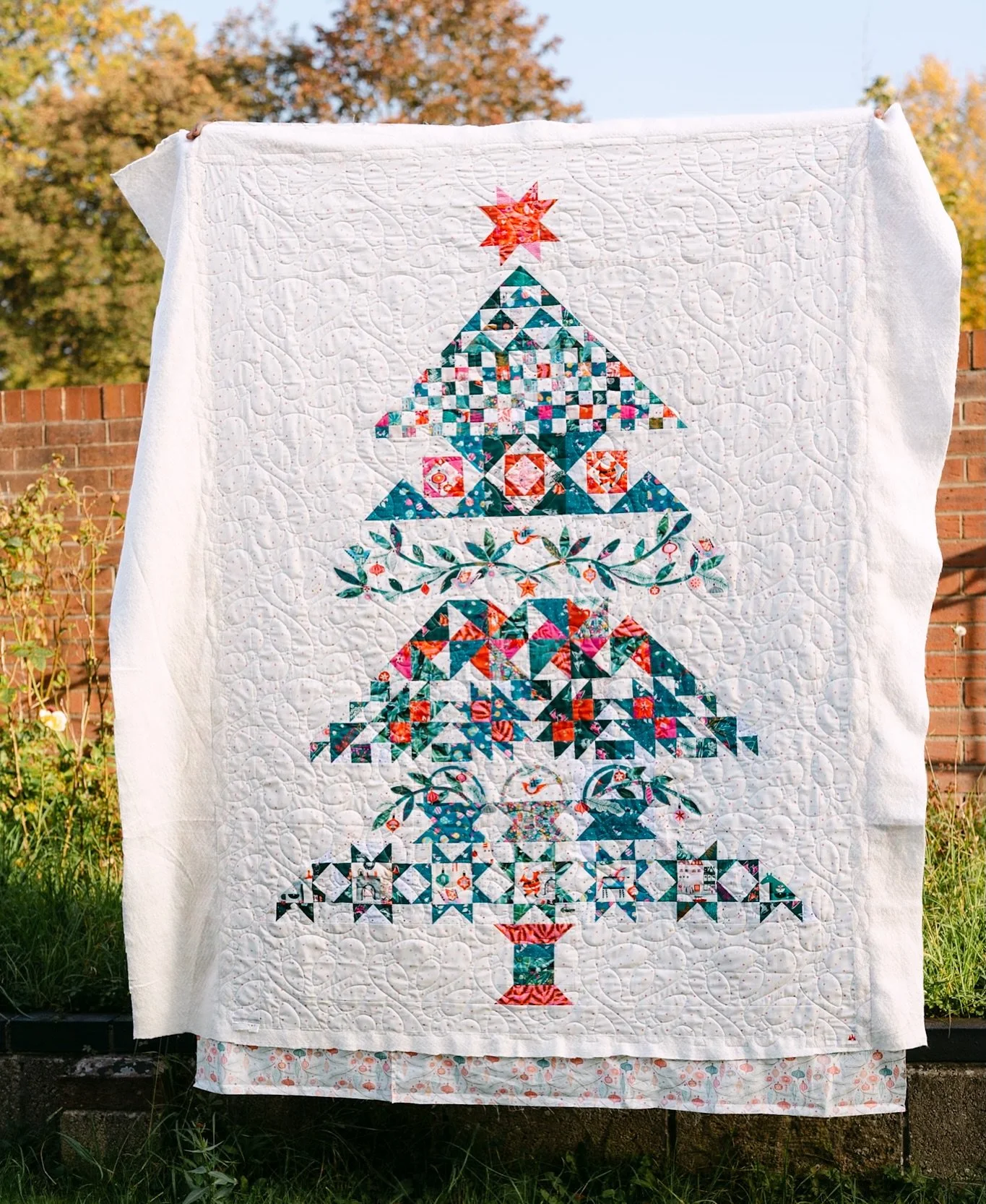 This quilt by @alysonjw2020 is perfect festive goodness! 🎄✨ Fresh off the longarm and ready for binding. Scroll to see the vintage Christmas lights pantograph from @urban.elementz 💡
Pattern: @laundrybasketquilts
Fabric: @artgalleryfabrics @liberty
