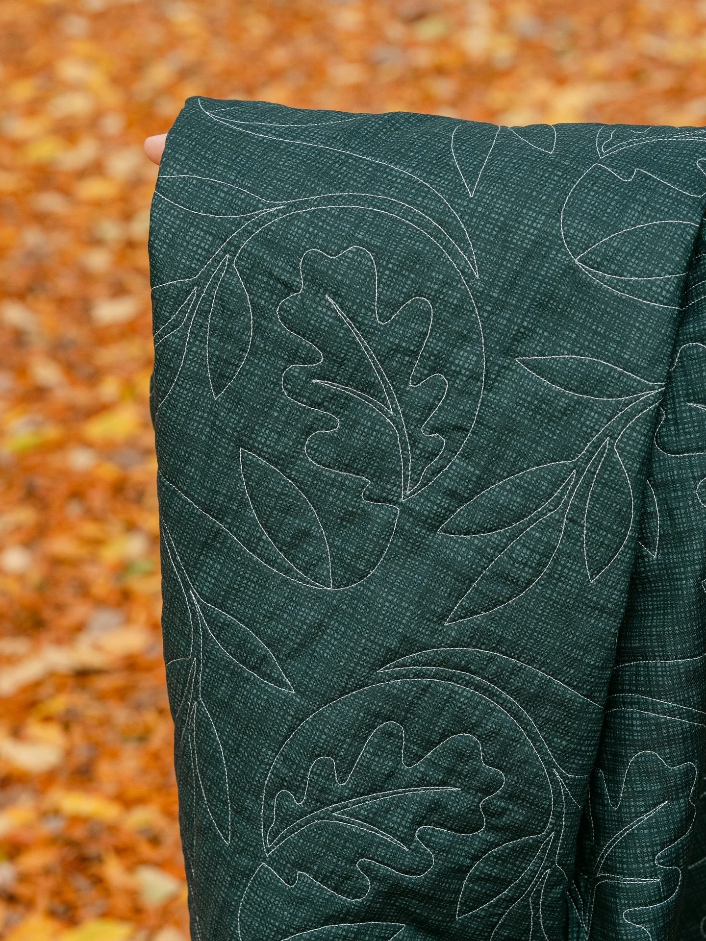 Quilt back love 🧡 After a lot of tweaking and practice on my @apqsquilting Millie over the past two years, I&rsquo;m confident running a strong contrast thread on the back for a lovely design that almost makes it feel like two quilts in one ✨

Panto