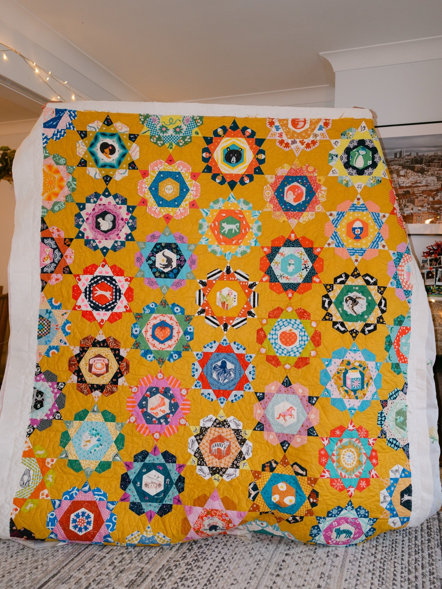 Ending 2025 longarming with the most beautiful quilt made by @nicola_picola_ 🧡 absolute fussy cutting perfection using gorgeous #OGCottonAndSteel prints and @rubystarsociety details 😍
.
I&rsquo;m taking a little break until the new year but may sne