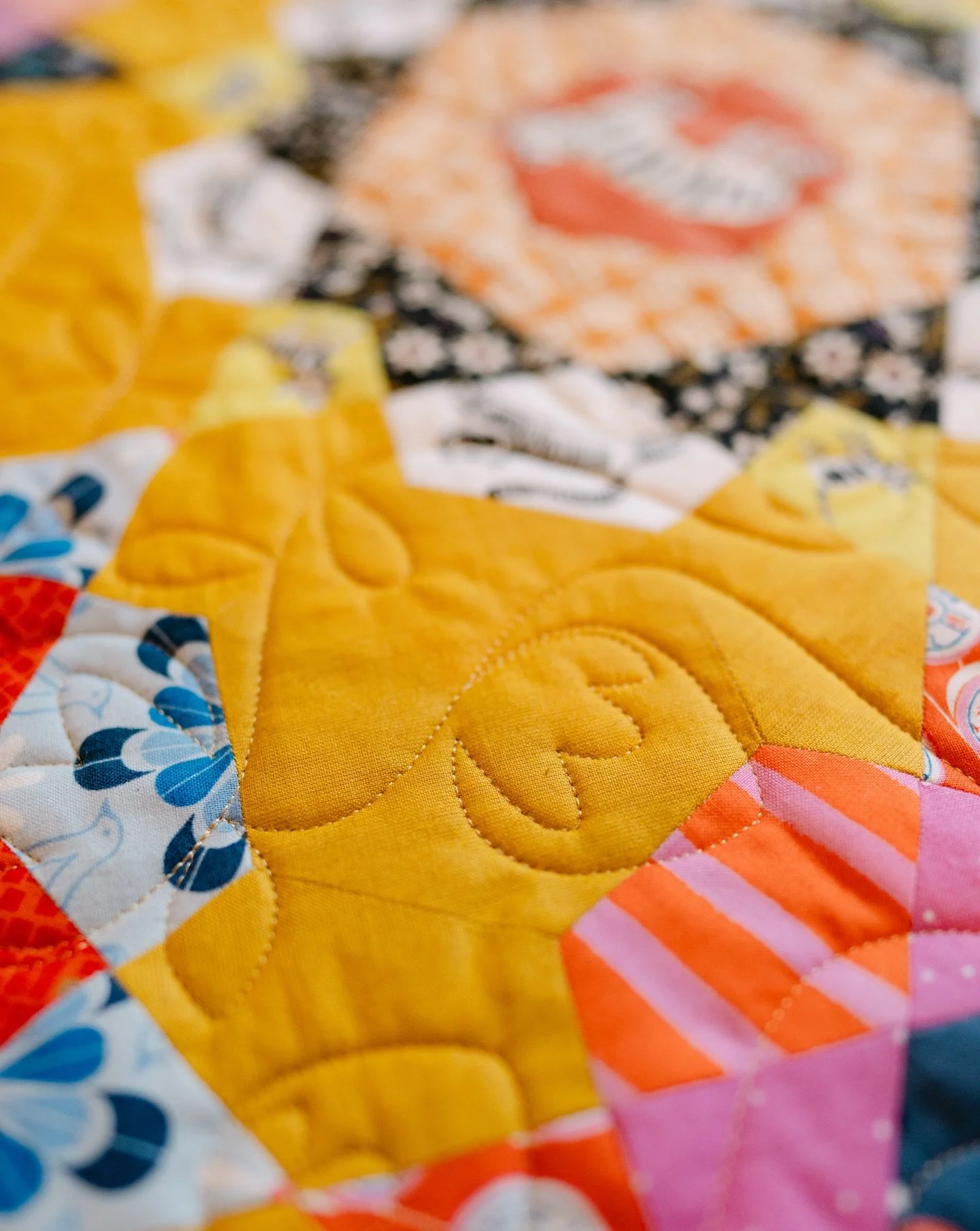 When @nicola_picola_ chose this strawberry pantograph for her quilt I was so delighted! It was the perfect match for her backing - swipe to see! 
.
It&rsquo;s my third time using this pantograph and it&rsquo;s just so great! It stitches beautifully. 