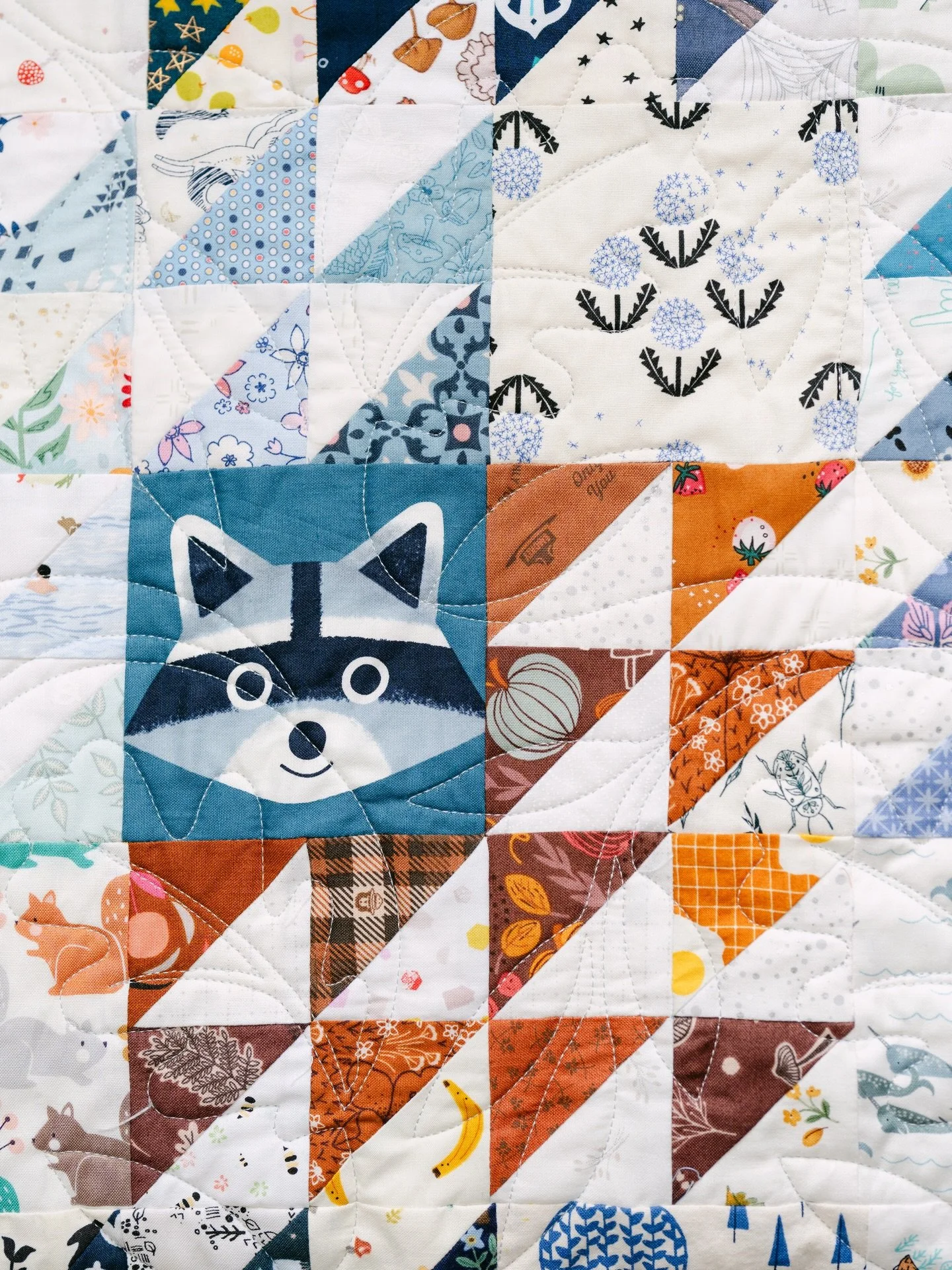 These blocks are scrappy magic! 🪄 They travelled from Texas ( @alil1847 ) via Michigan ( @sarabquilts ) to Scotland ( @silversstitches ) and via Oxford for longarming and then back to Texas 🤯✈️ 
.
The final quilt is a present for @dogandsharkquiltc
